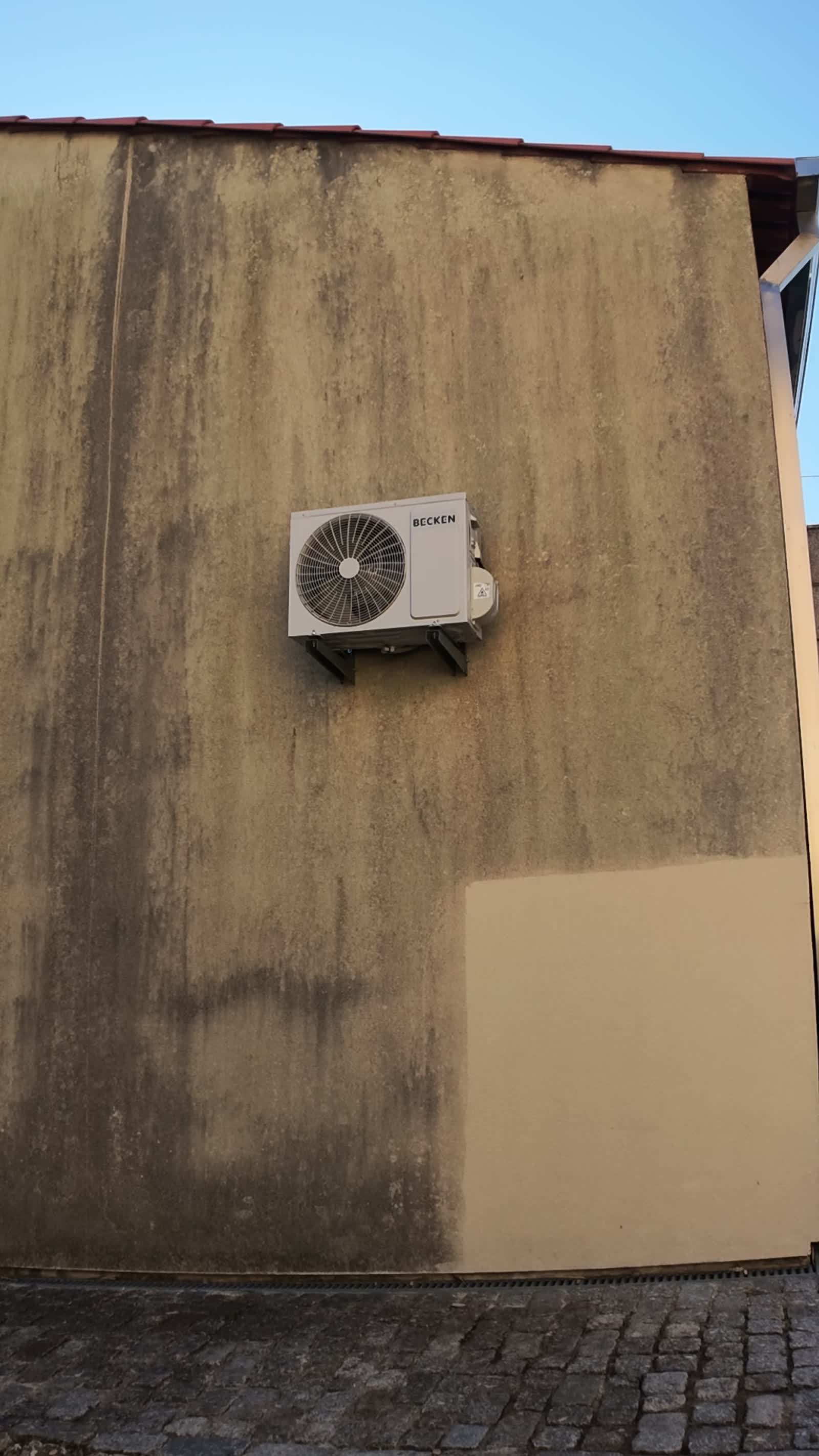 Fachada em Irivo com uma zona de teste de limpeza junto à base