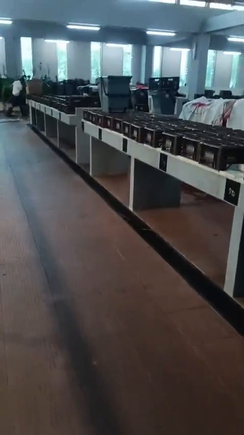 Corredor de pavimento cerâmico escurecido pela sujidade entre bancas, antes da lavagem.