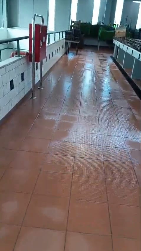Corredor de pavimento cerâmico terracota limpo e brilhante após a lavagem.