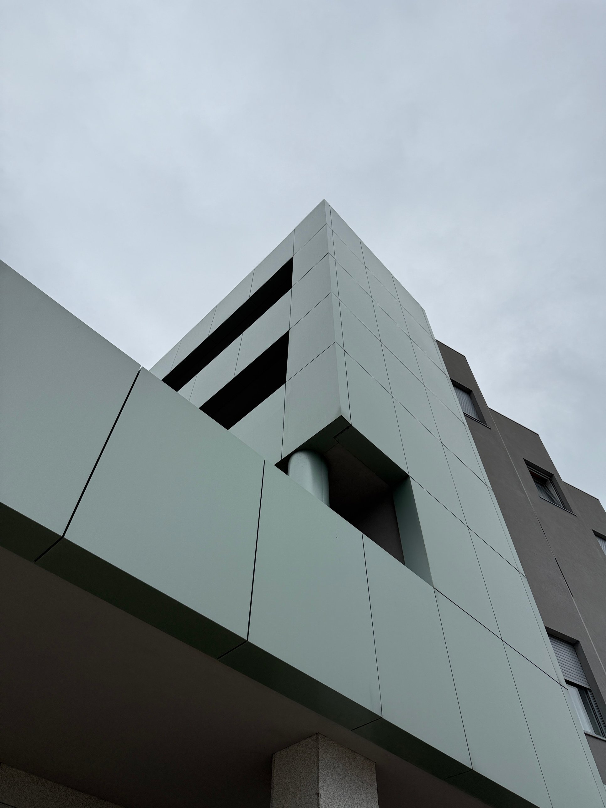 Esquina do edifício em painéis de alumínio na Póvoa de Varzim antes da limpeza