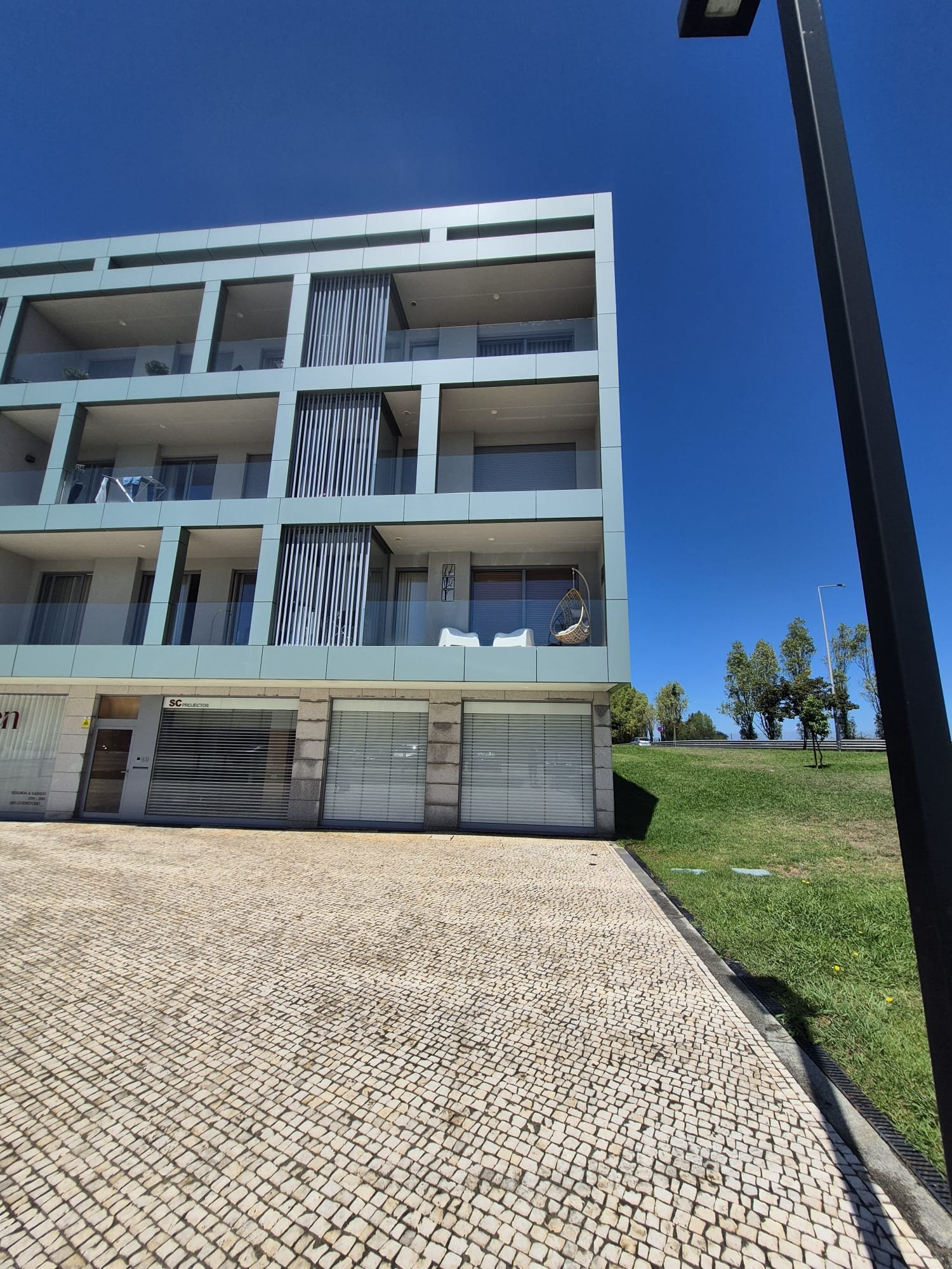 Esquina do edifício na Póvoa de Varzim depois da lavagem