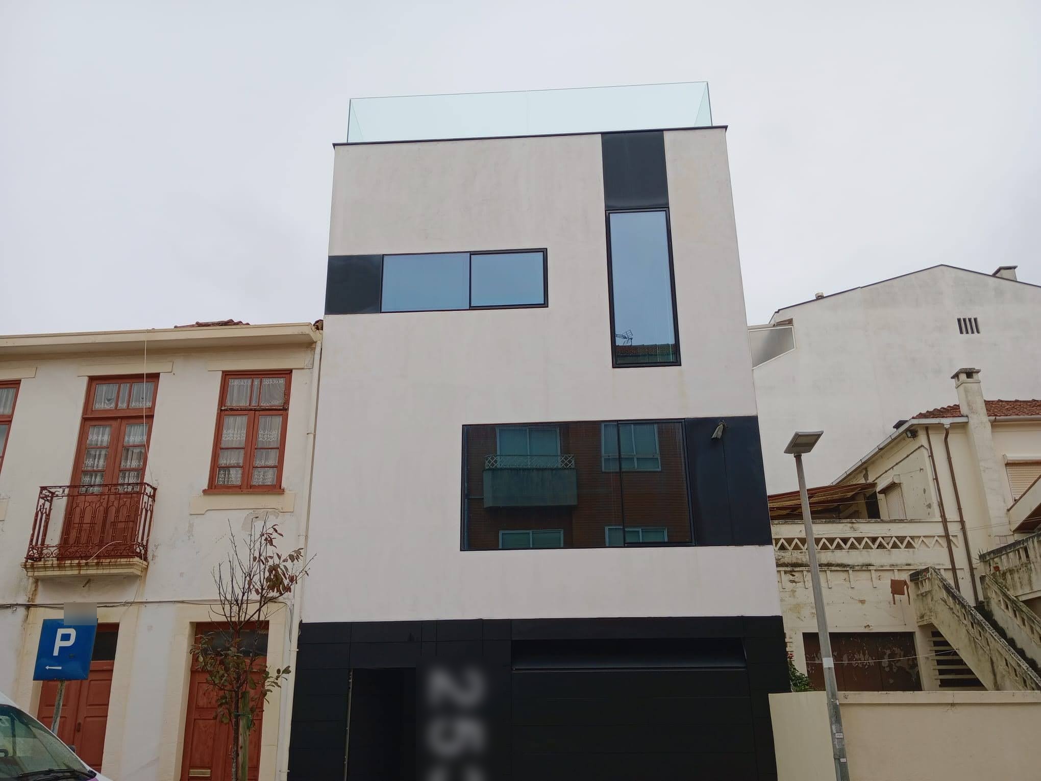 Fachada de moradia com a pintura mais limpa, depois da lavagem do verdete e das escorrências.