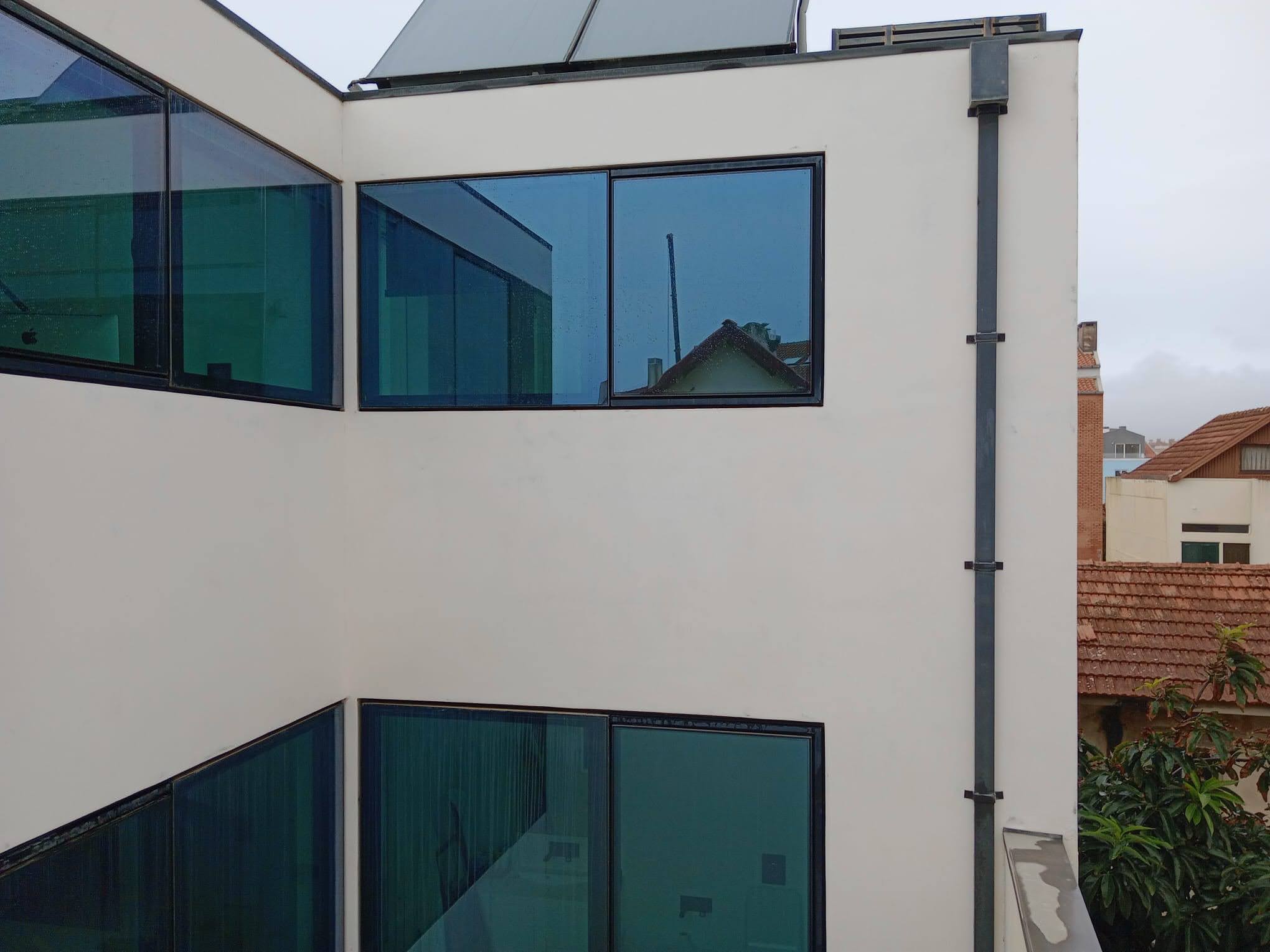 Fachada de moradia com a pintura mais uniforme, depois da limpeza das manchas.
