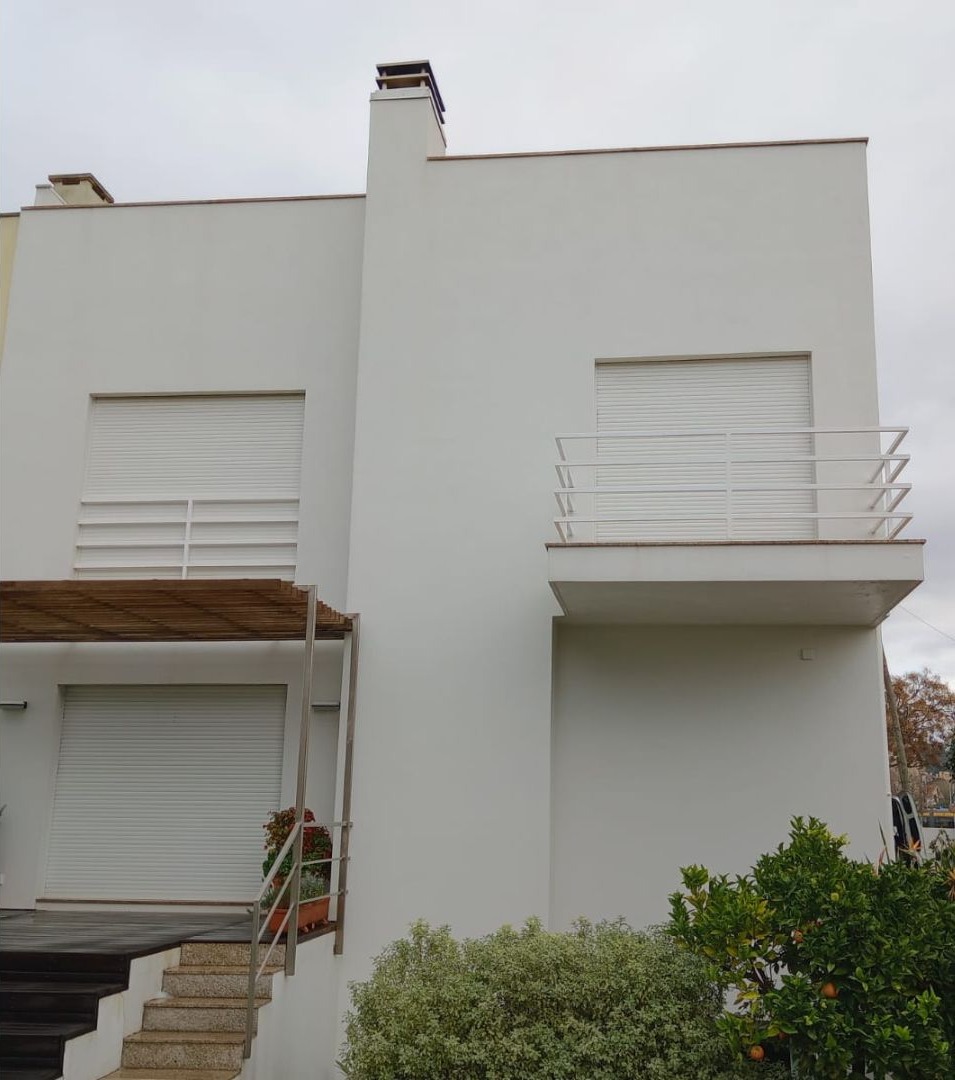 Fachada de moradia com a parede mais limpa, depois da limpeza das manchas escuras.