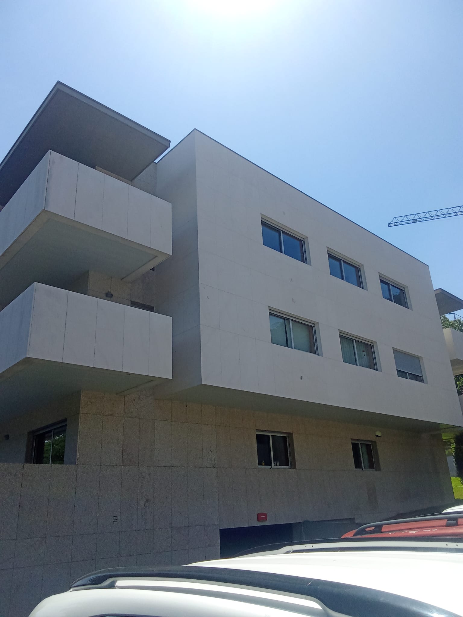 Fachada de condomínio em Viana do Castelo, com as paredes mais limpas depois da lavagem.