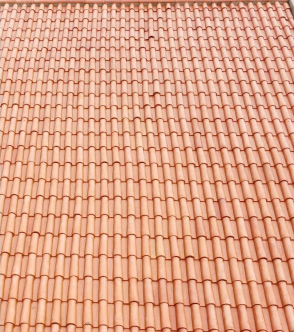 Telhado de moradia com telhas cerâmicas de tom mais claro, depois da limpeza.