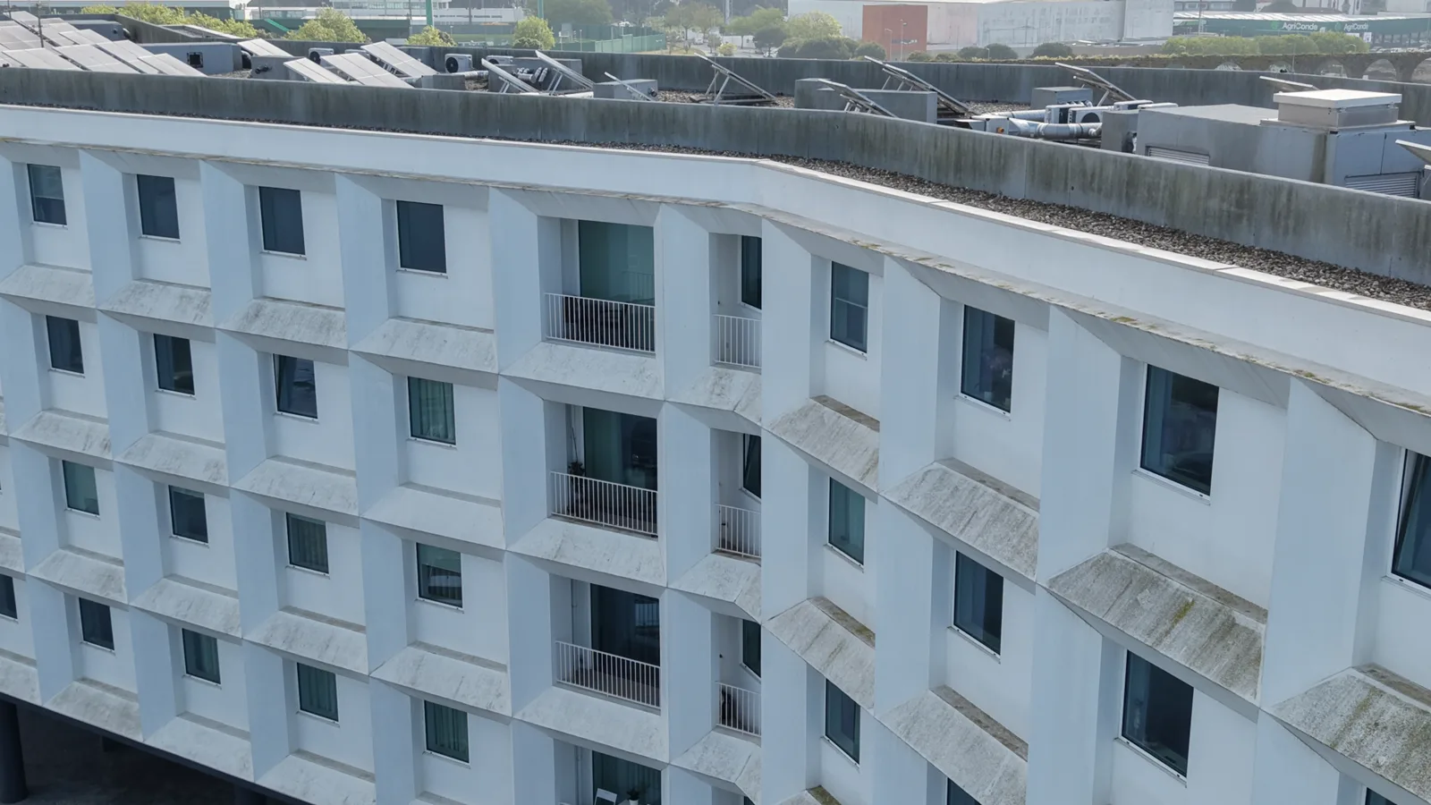 Vista de drone da cobertura e dos parapeitos do Hotel B&B Vila do Conde antes da lavagem, com verdete e sujidade escura