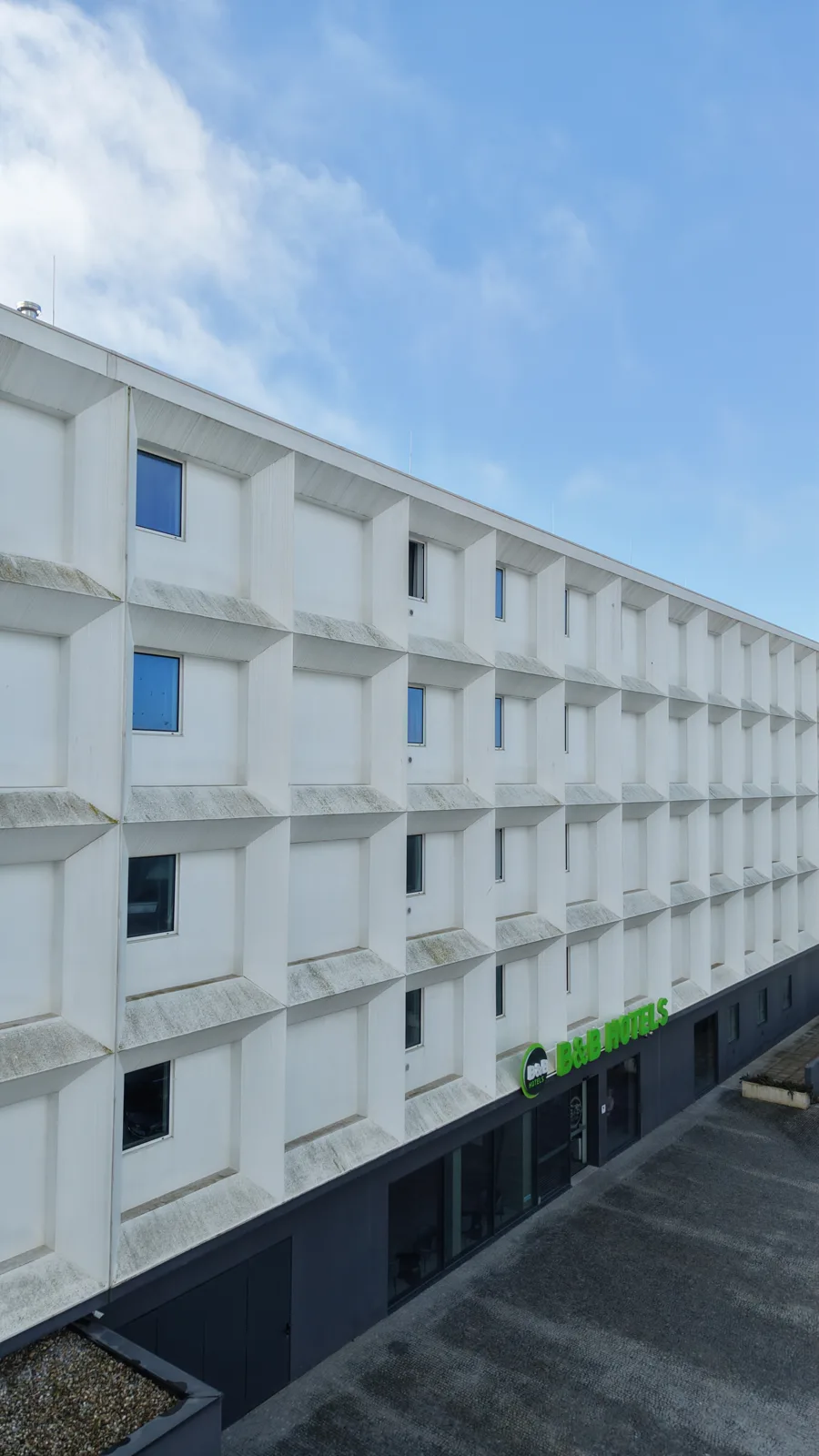 Letreiro B&B Hotels na fachada do Hotel B&B Vila do Conde antes da lavagem, com verdete no parapeito