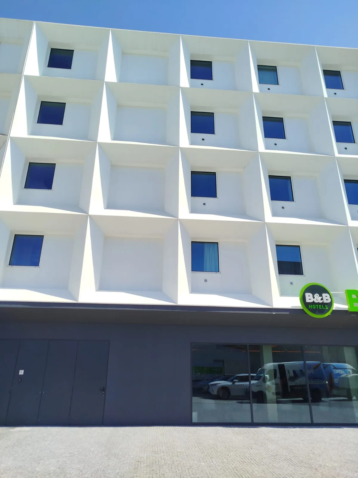 Fachada frontal do Hotel B&B Vila do Conde depois da lavagem, com os módulos brancos e os parapeitos sem o verdete do registo anterior