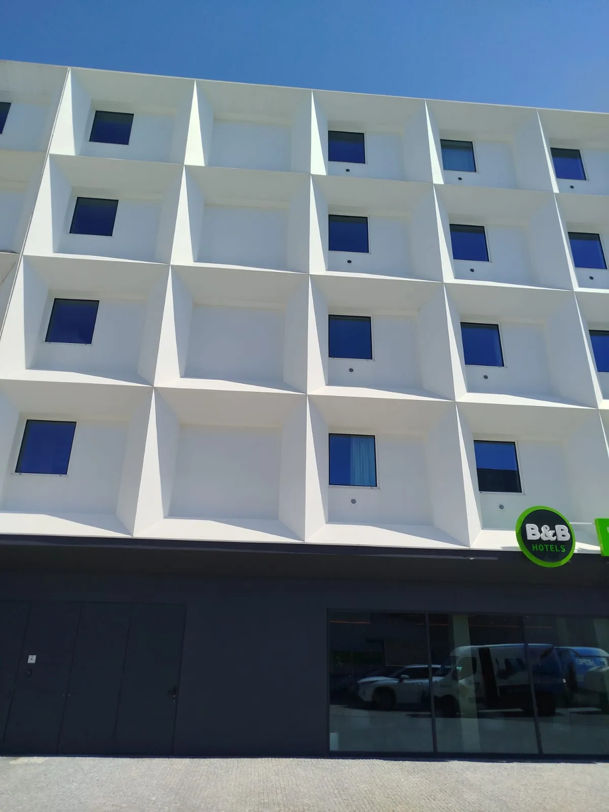 Outra vista da fachada frontal do Hotel B&B Vila do Conde depois da lavagem da fachada branca
