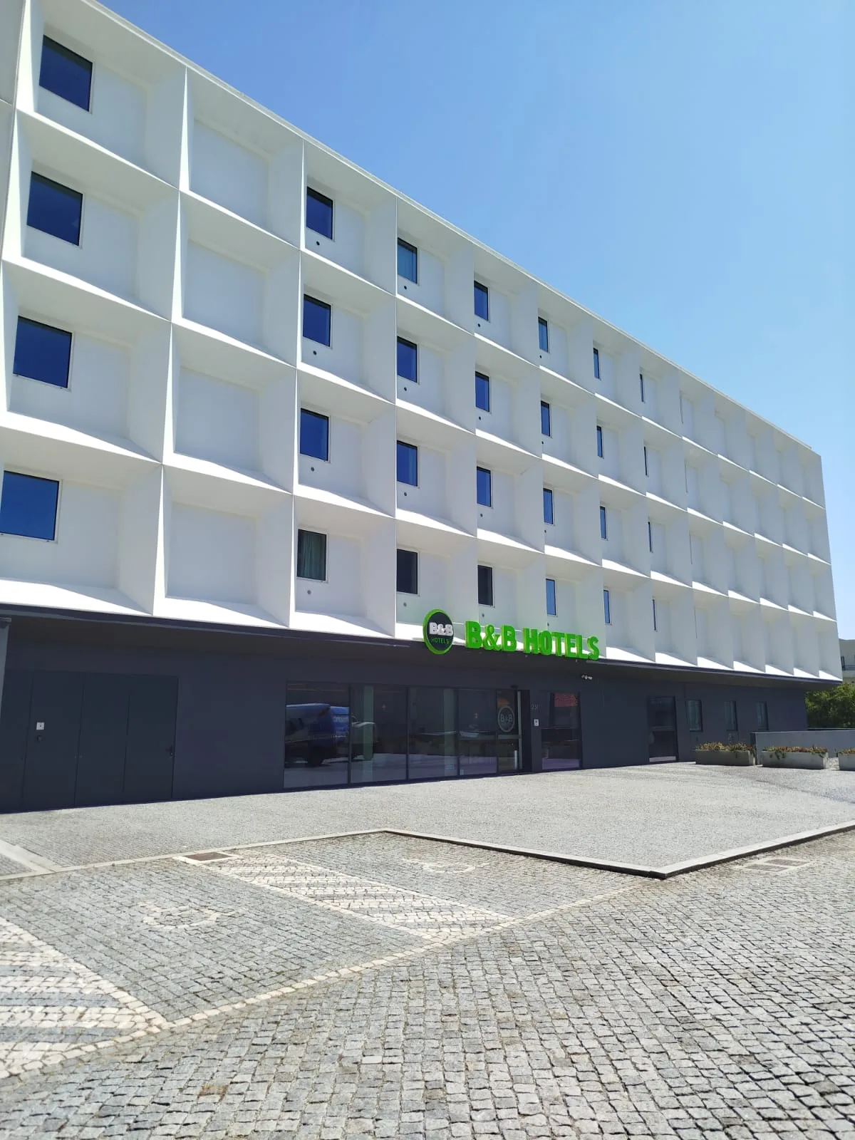 Letreiro B&B Hotels e fachada do Hotel B&B Vila do Conde depois da lavagem
