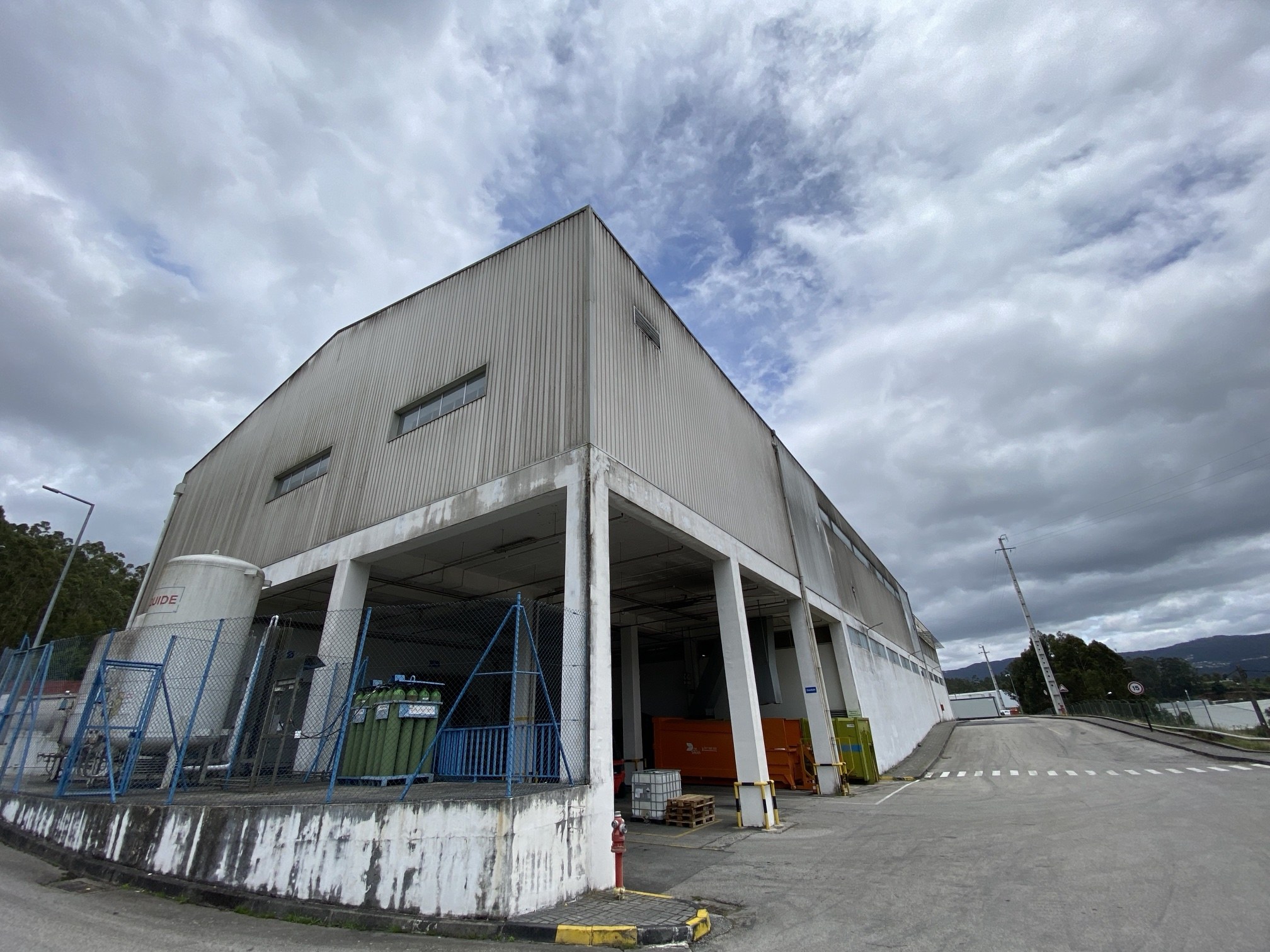 Esquina do edifício da Bel em Vale de Cambra com chapa canelada suja antes da lavagem