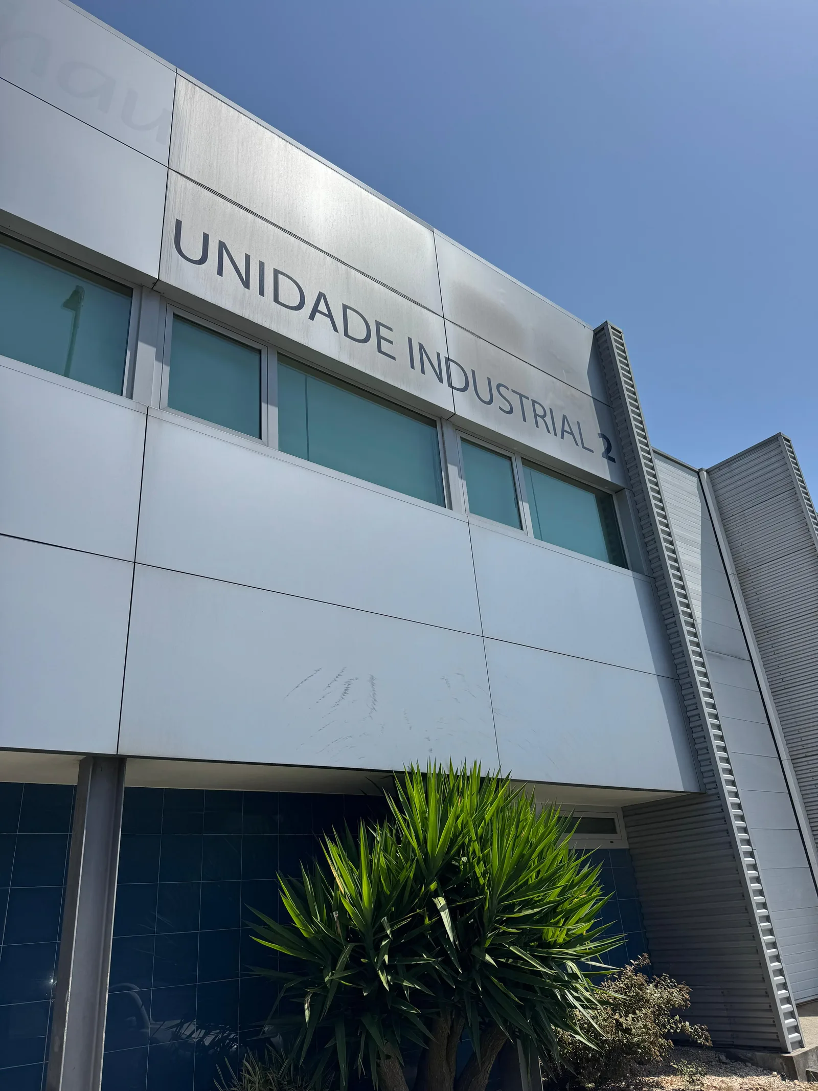 Fachada da Unidade Industrial 2 da Brasmar em Vila Nova de Famalicão com escorridos escuros por cima das janelas