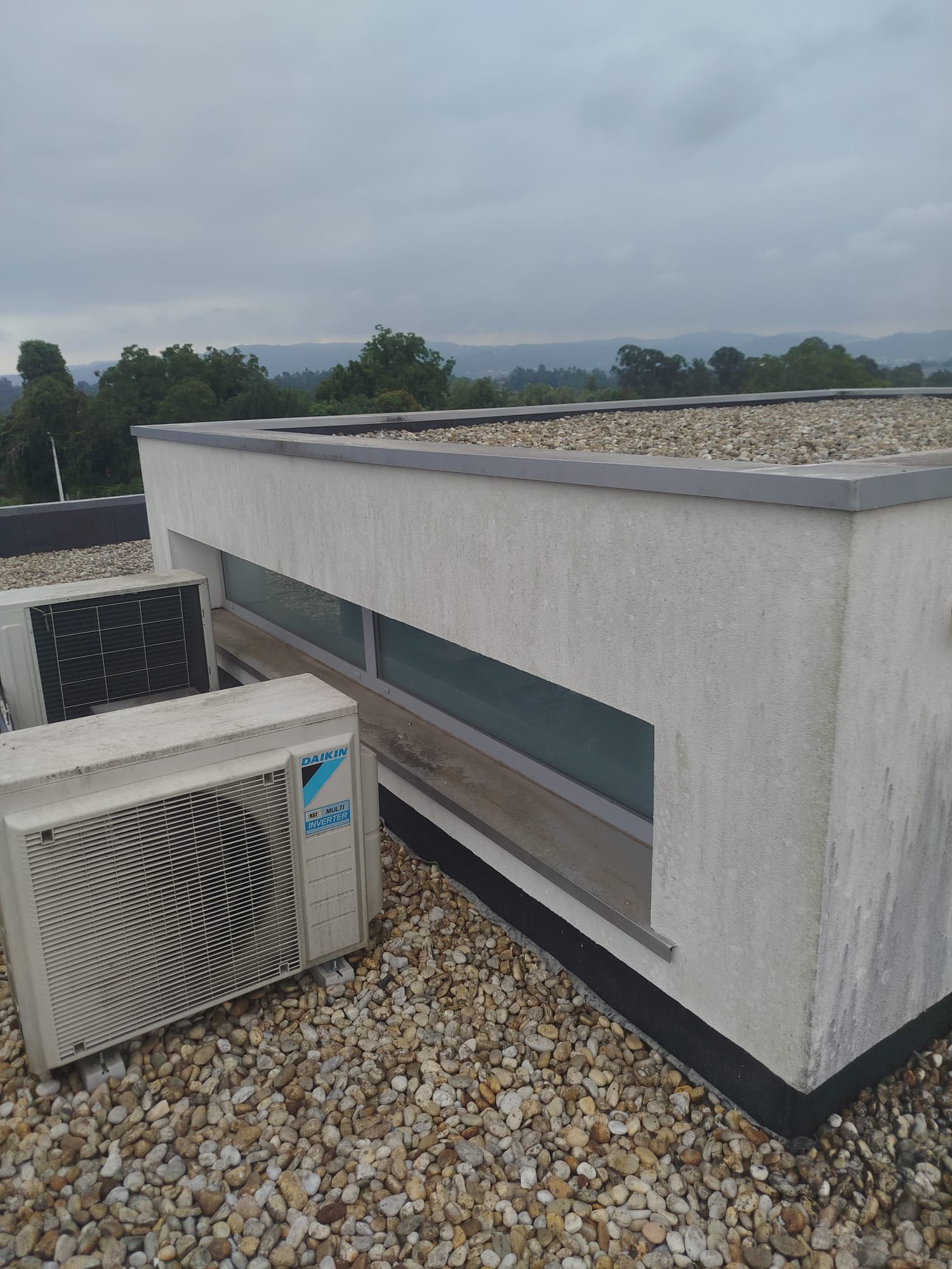 Parede em capoto com escorrências no terraço de cobertura em Braga
