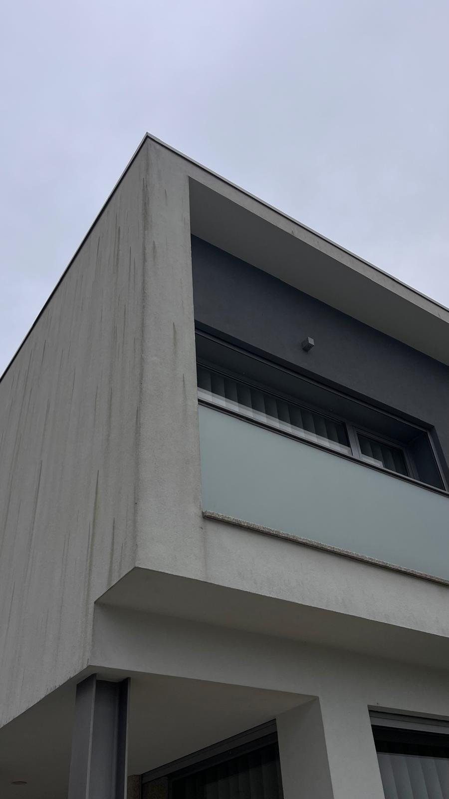 Esquina em consola em capoto em Braga com escorrências
