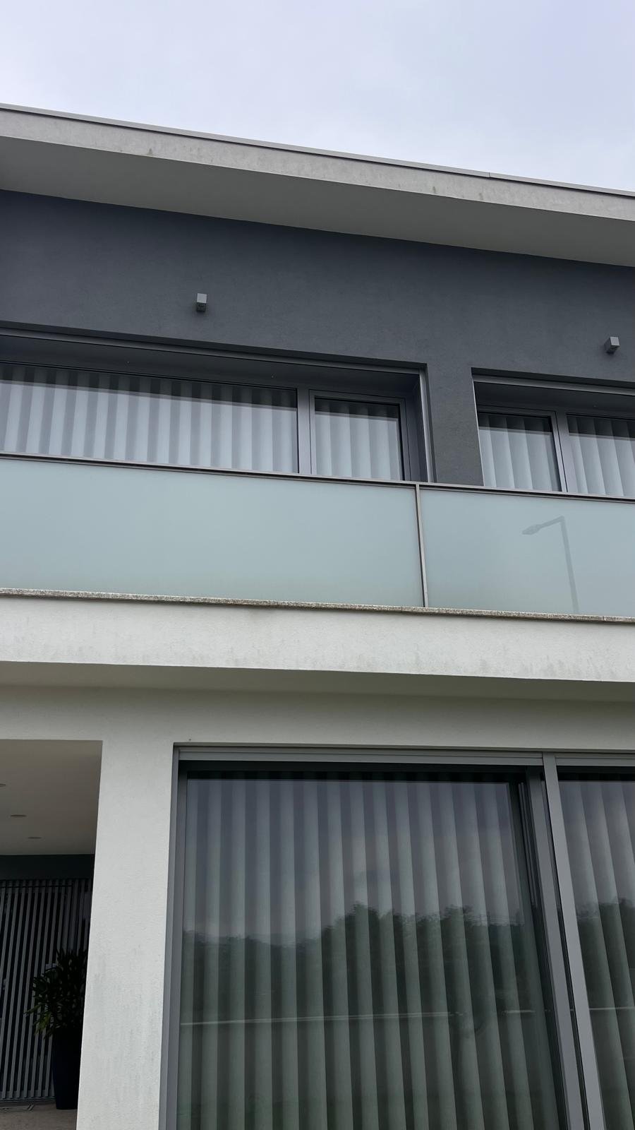 Fachada da rua em Braga com manchas por baixo das varandas