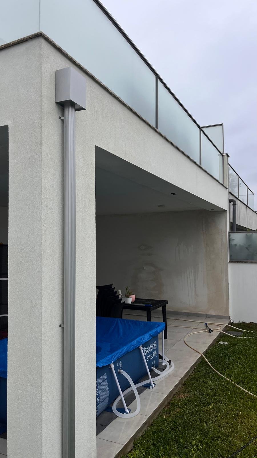 Zona coberta junto à piscina em Braga com paredes manchadas