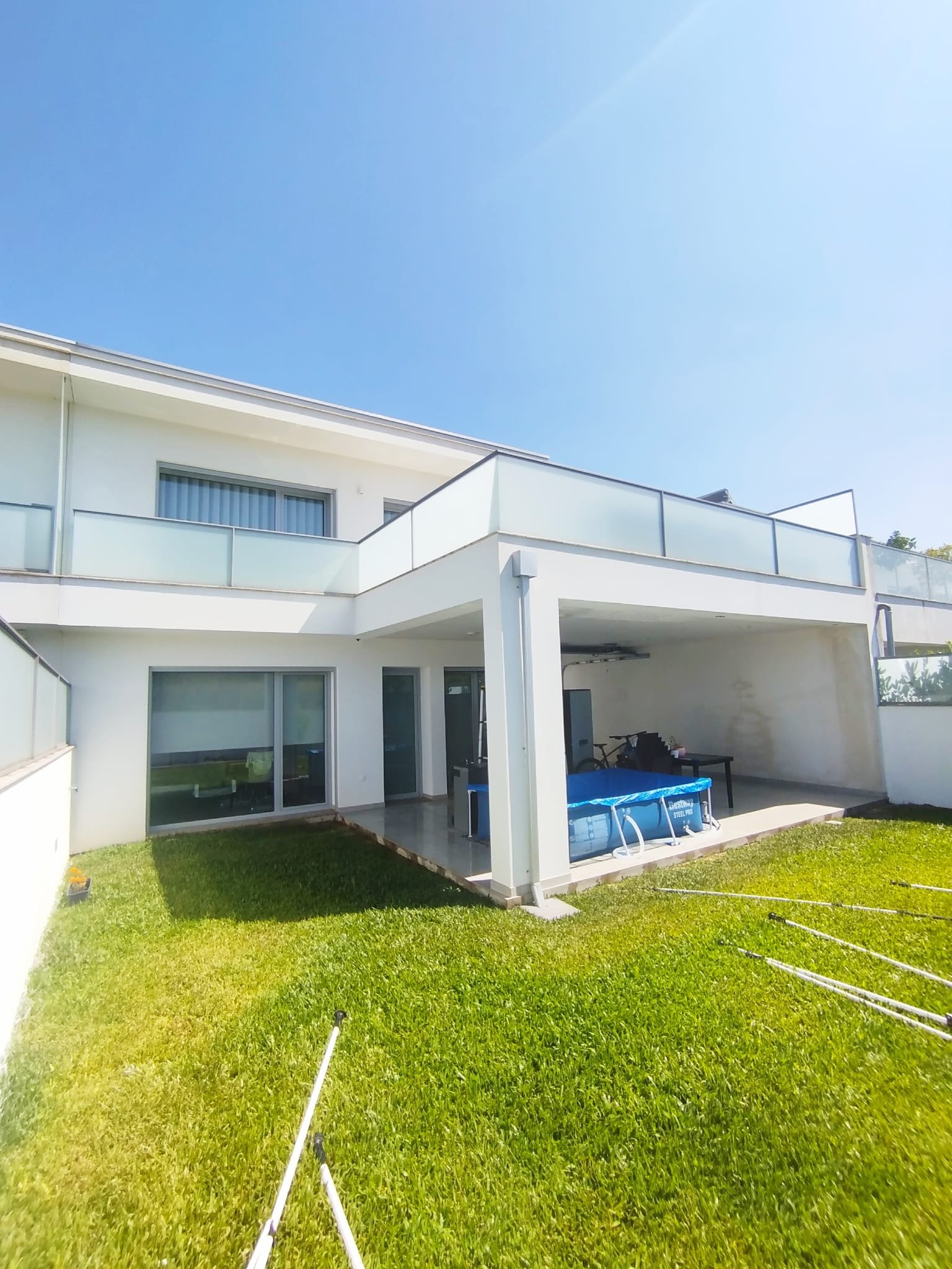 Pátio e zona coberta da moradia em Braga depois da limpeza