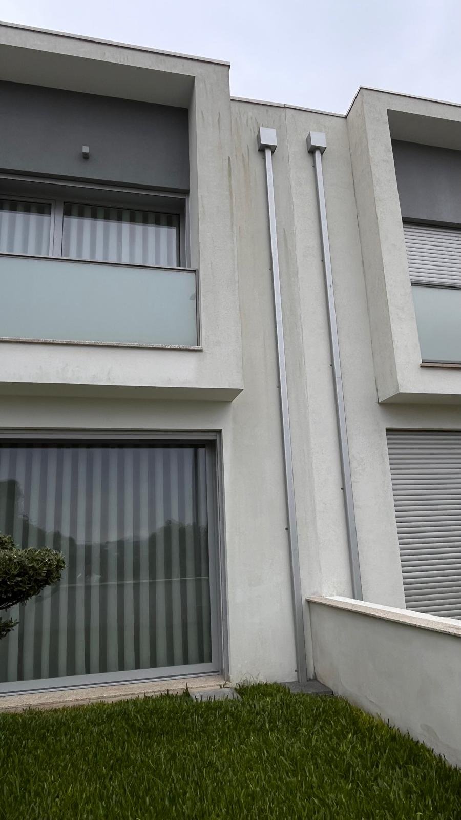 Traseiras da moradia em Braga com capoto manchado