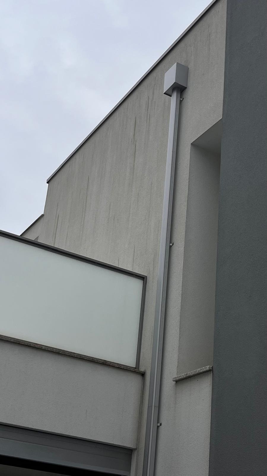Parede em capoto com tubo de queda e escorrências em Braga