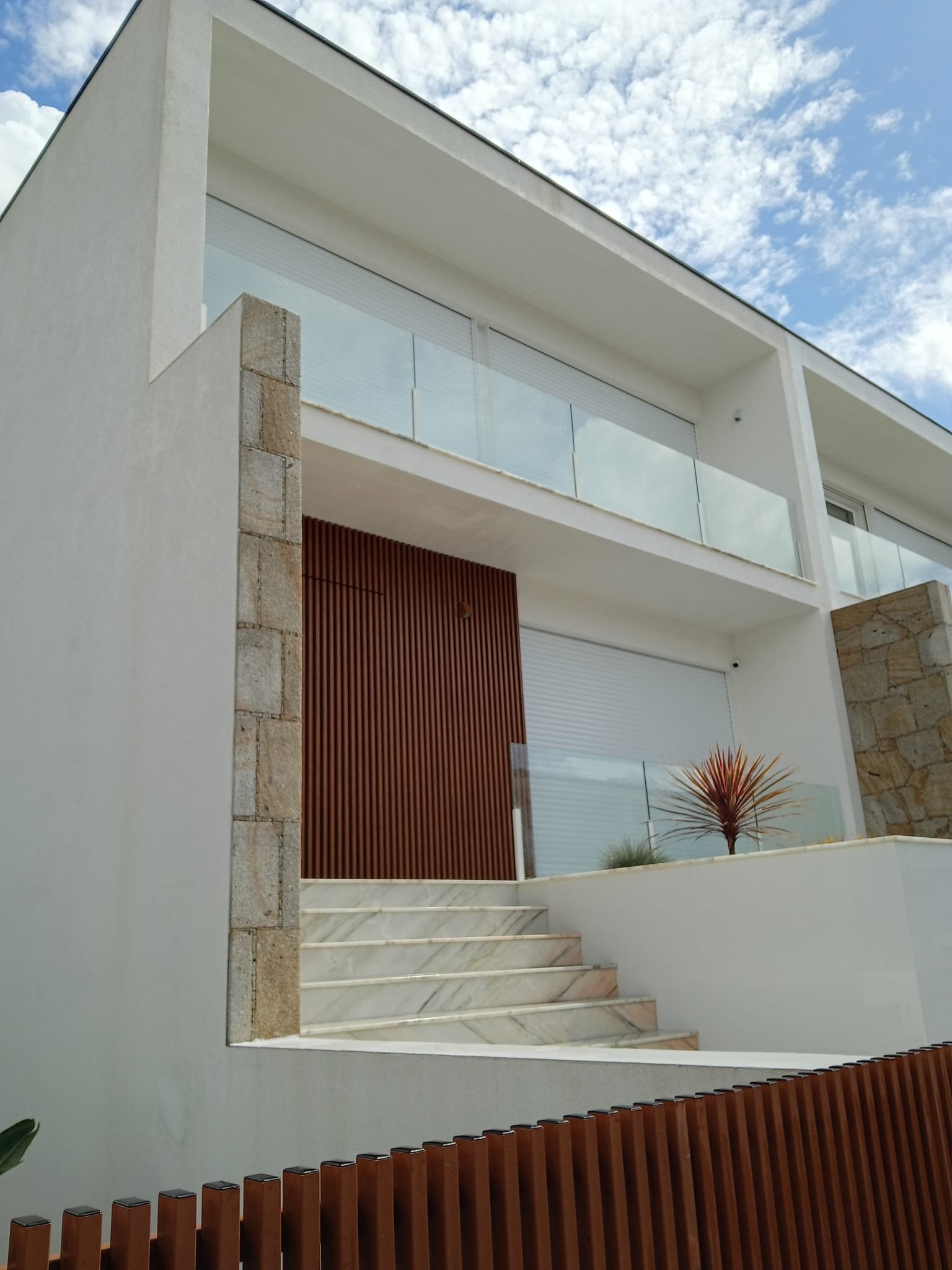 Entrada da moradia em Fradelos com fachada em capoto limpa