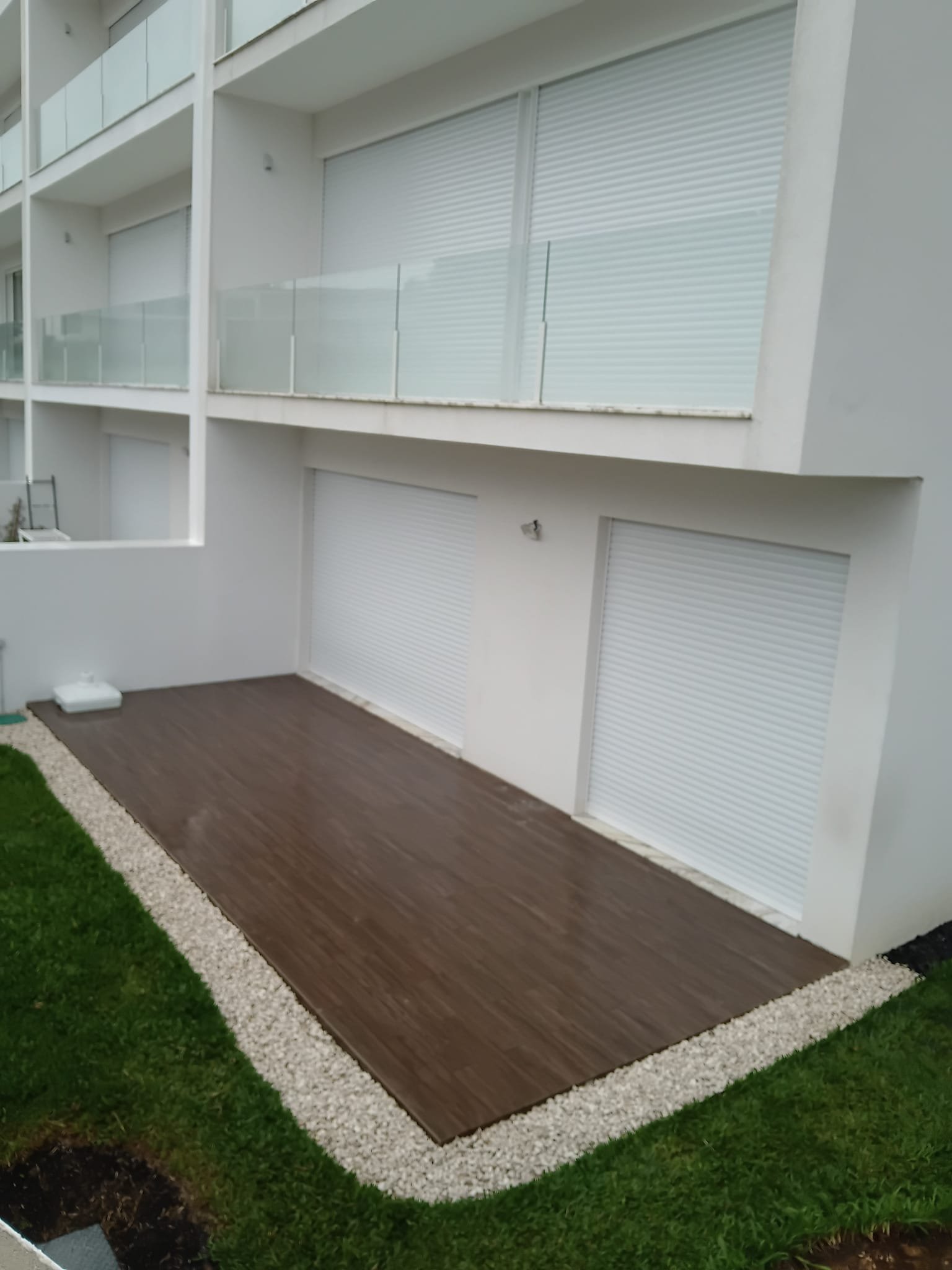 Pátio com deck e paredes em capoto em Fradelos antes da limpeza