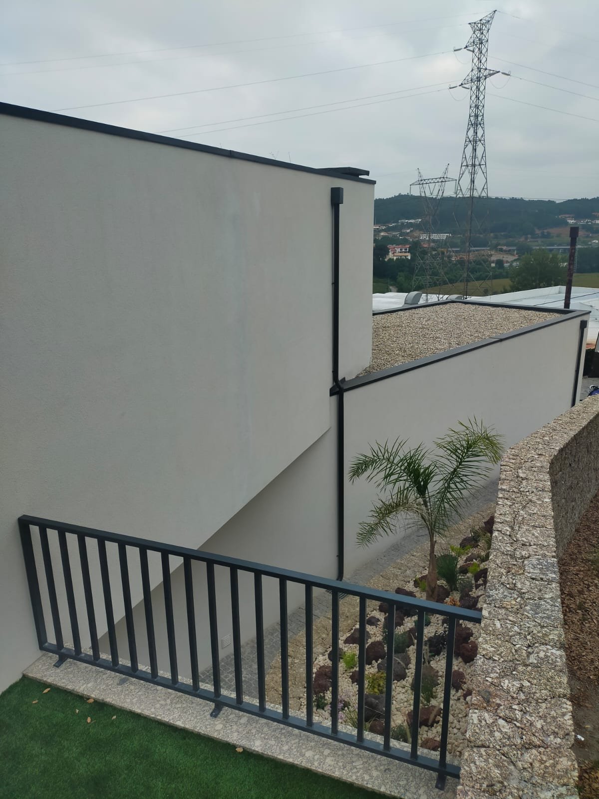 Parede em capoto de moradia em Guimarães acinzentada antes da lavagem