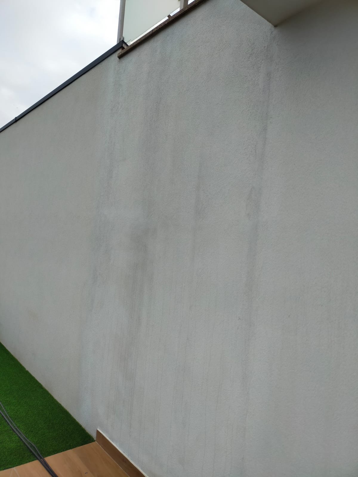 Parede em capoto com riscas acinzentadas em Guimarães