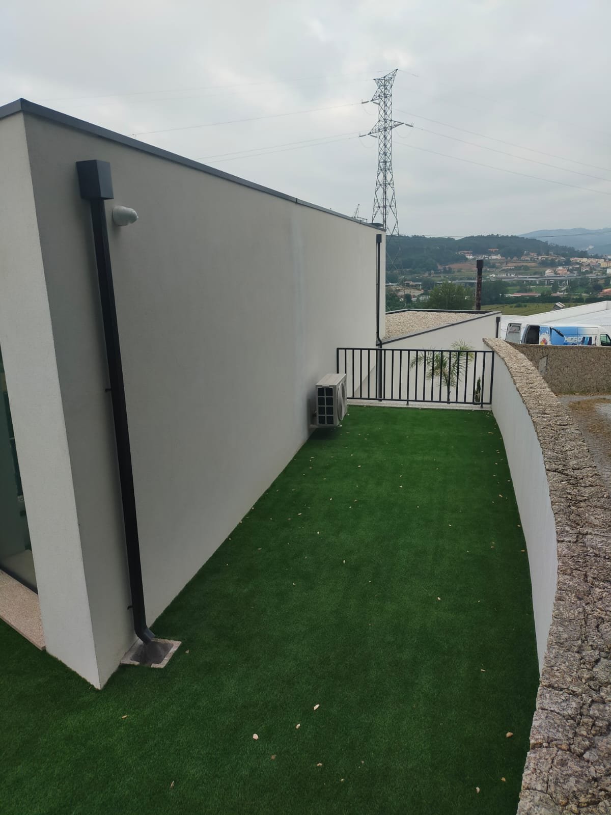 Volume em capoto junto ao relvado em Guimarães antes da limpeza