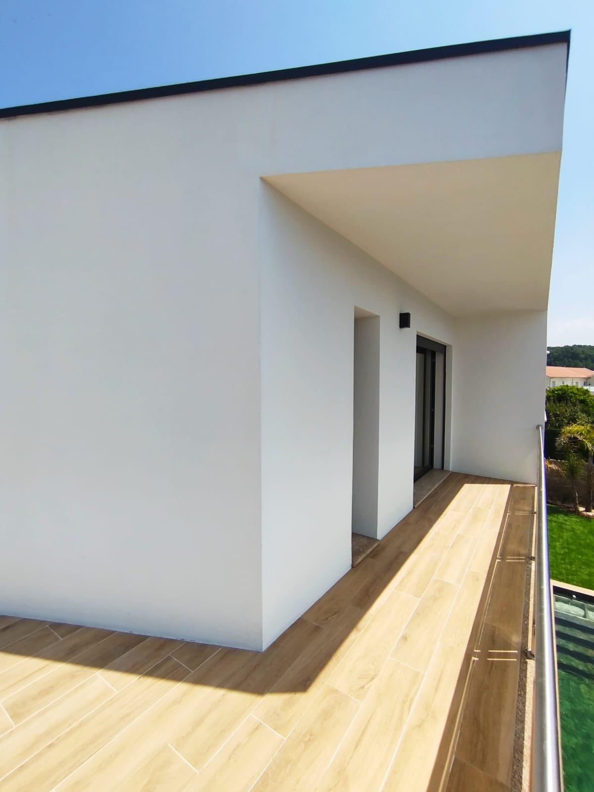 Terraço da moradia em Guimarães com paredes em capoto limpas