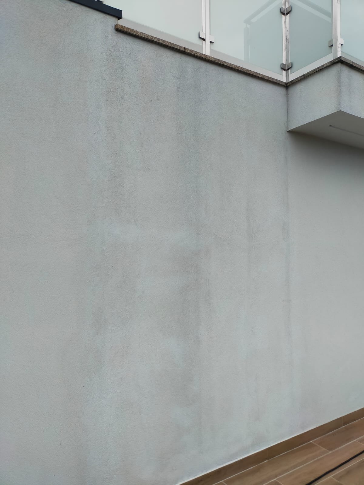 Parede em capoto por baixo de varanda em Guimarães com manchas