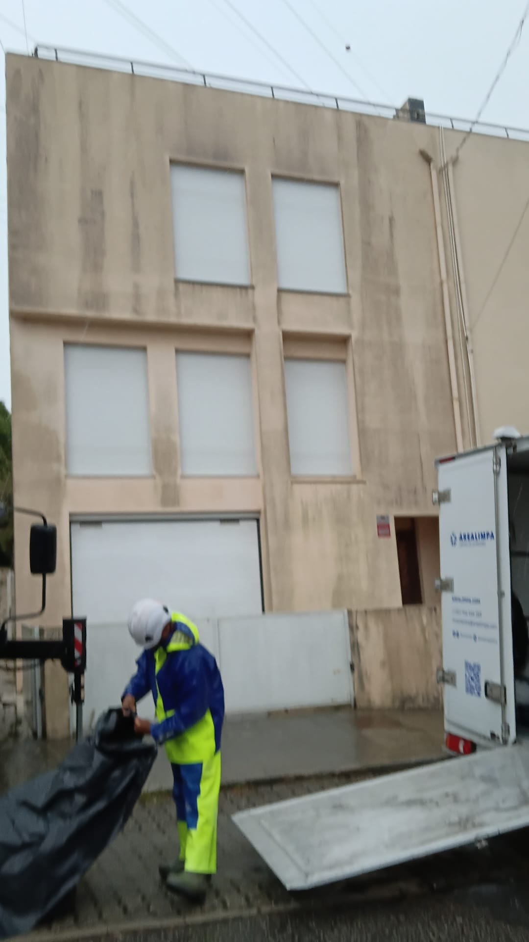Fachada em capoto de moradia em Leça da Palmeira com escorrências escuras antes da limpeza