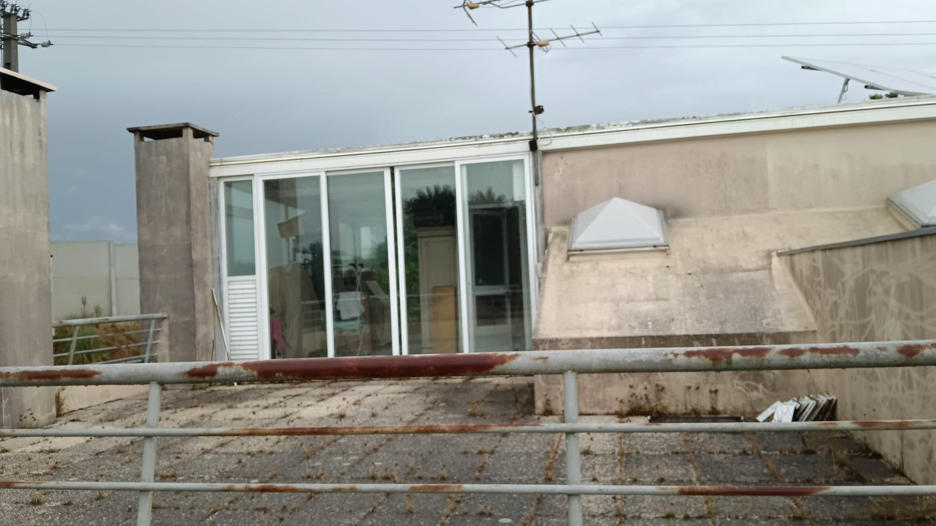 Terraço da moradia em Leça da Palmeira com paredes e chaminés manchadas