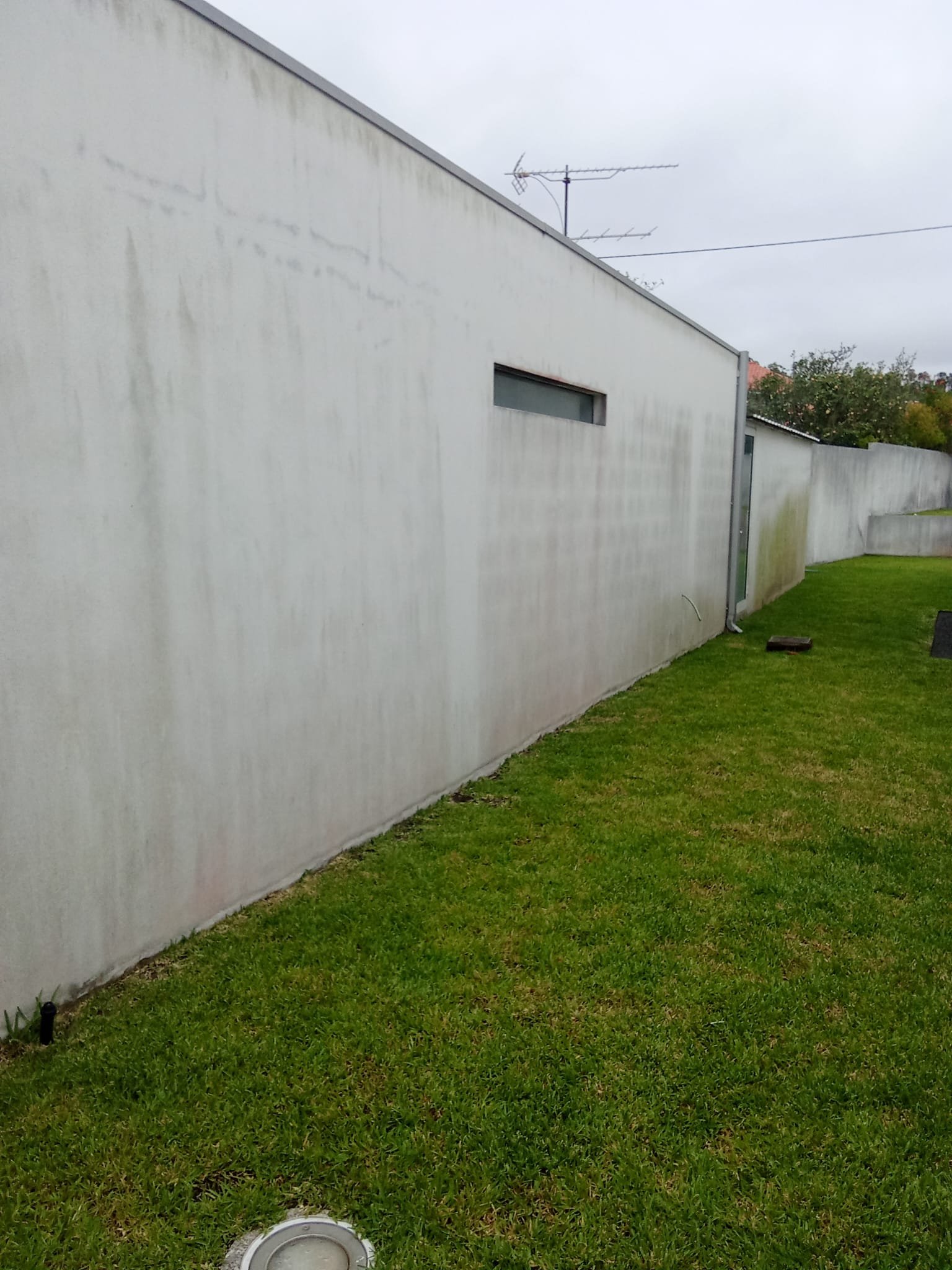 Fachada em capoto na Marinha Grande com manchas de algas antes da lavagem