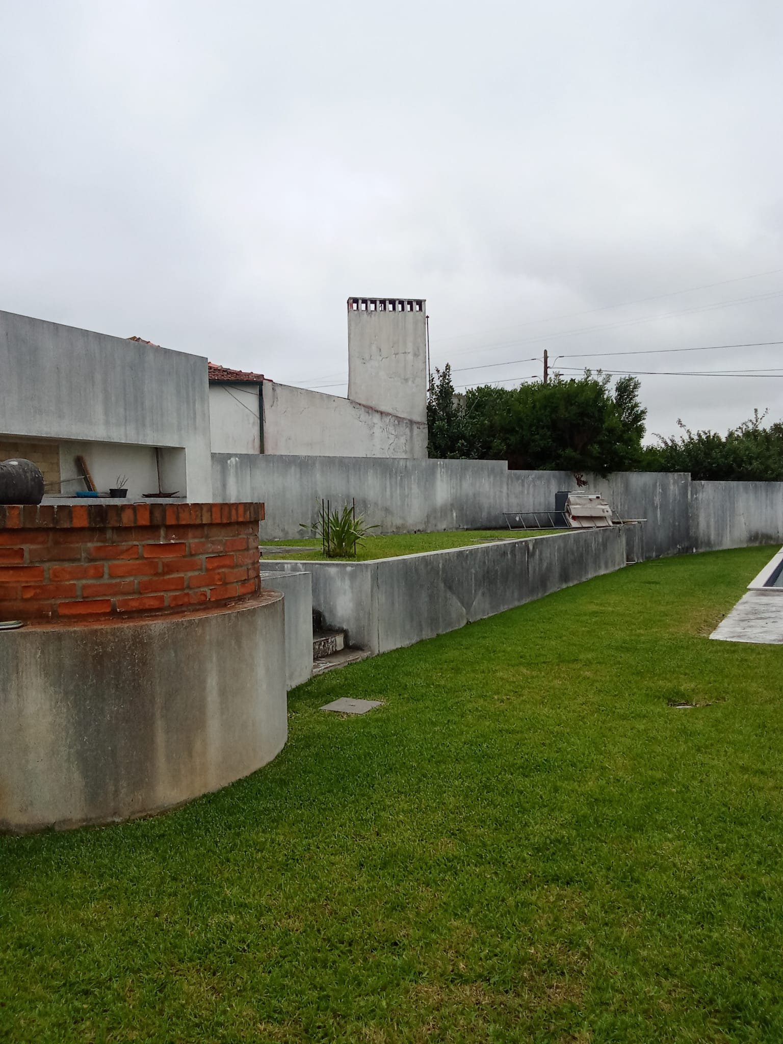 Muros do jardim na Marinha Grande cinzentos e com escorrências antes da lavagem