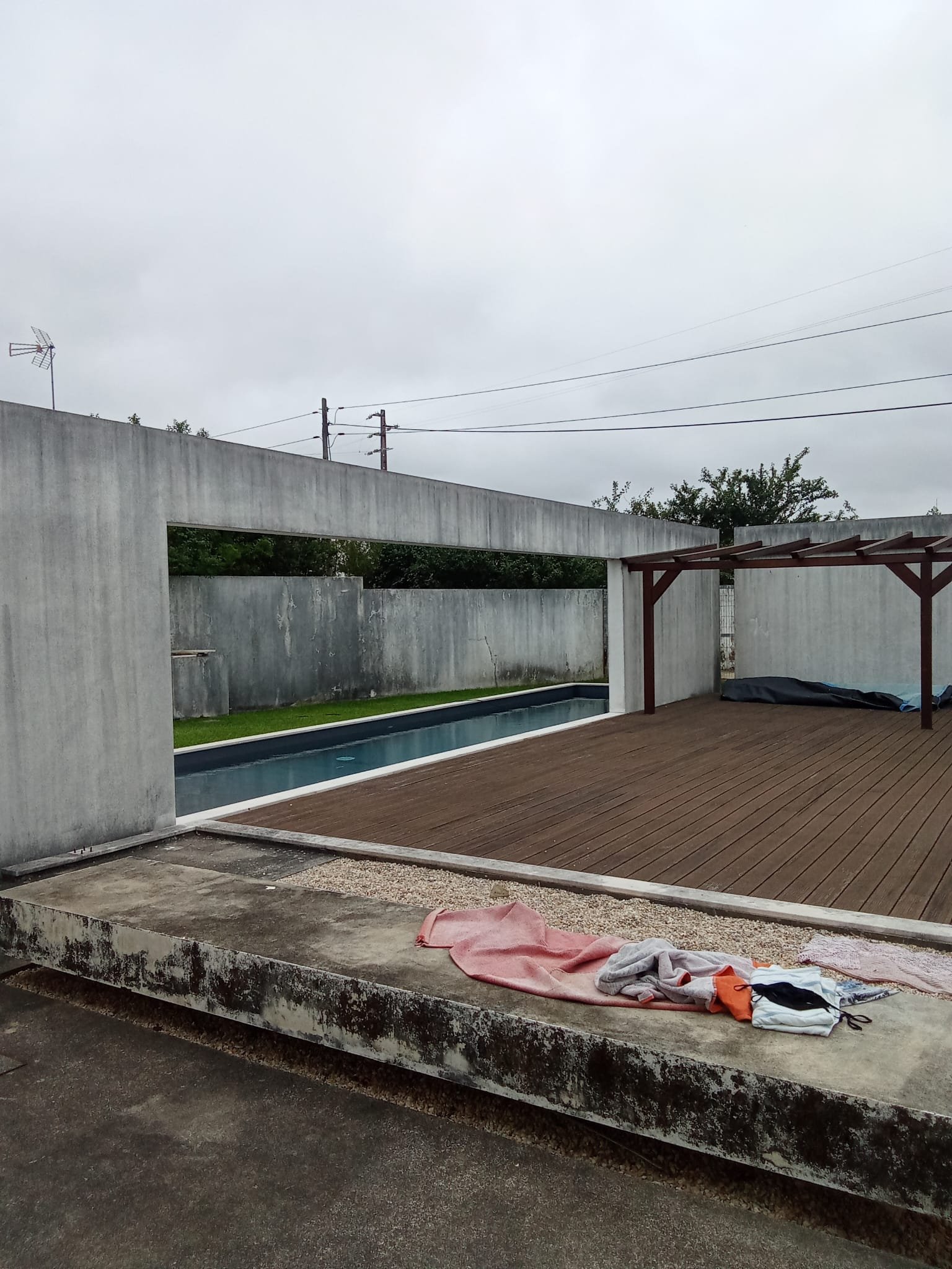Muros de betão junto à piscina na Marinha Grande com escorrências antes da limpeza