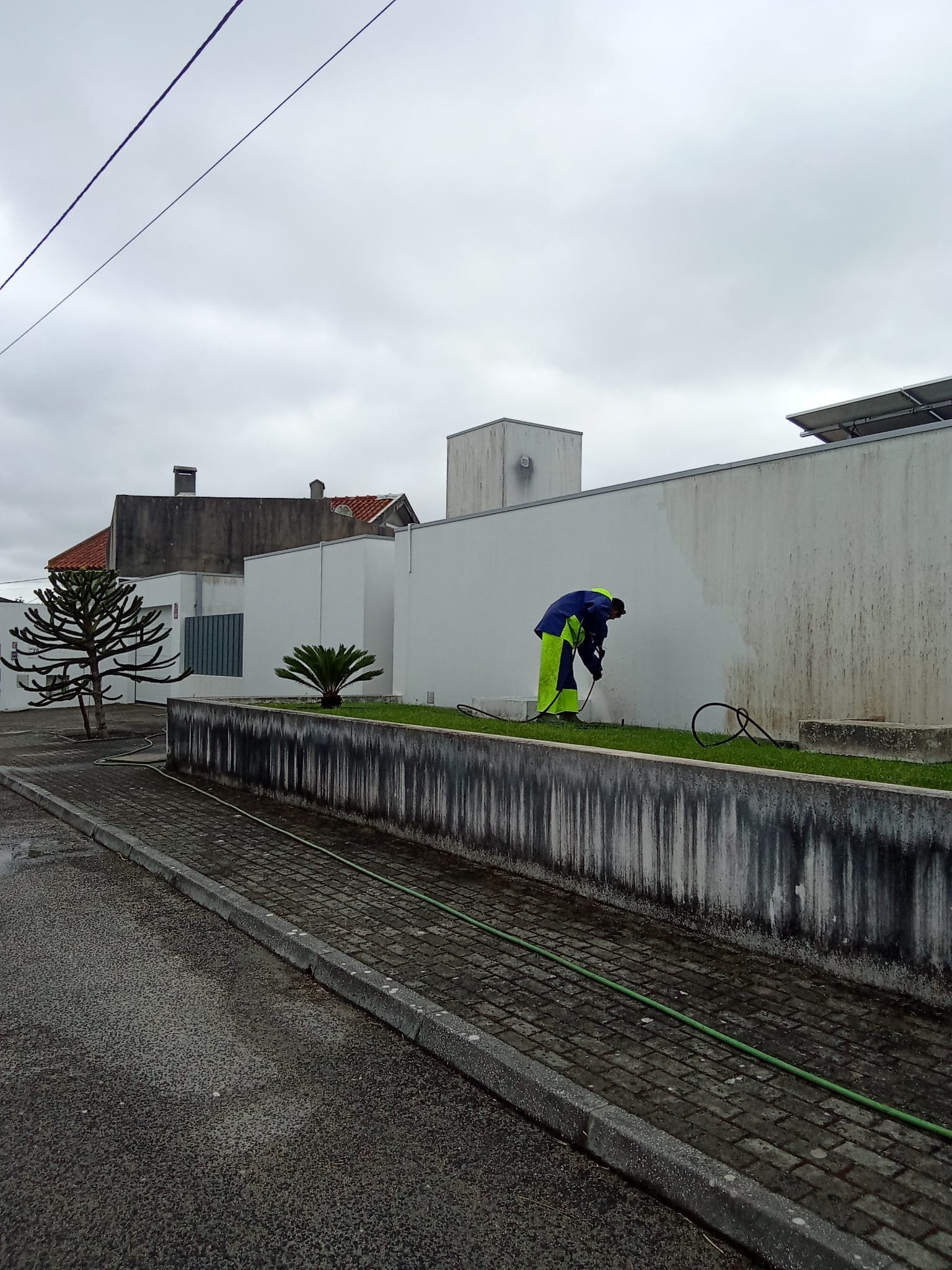 Lavagem da fachada e do muro da rua na Marinha Grande com SoftWash