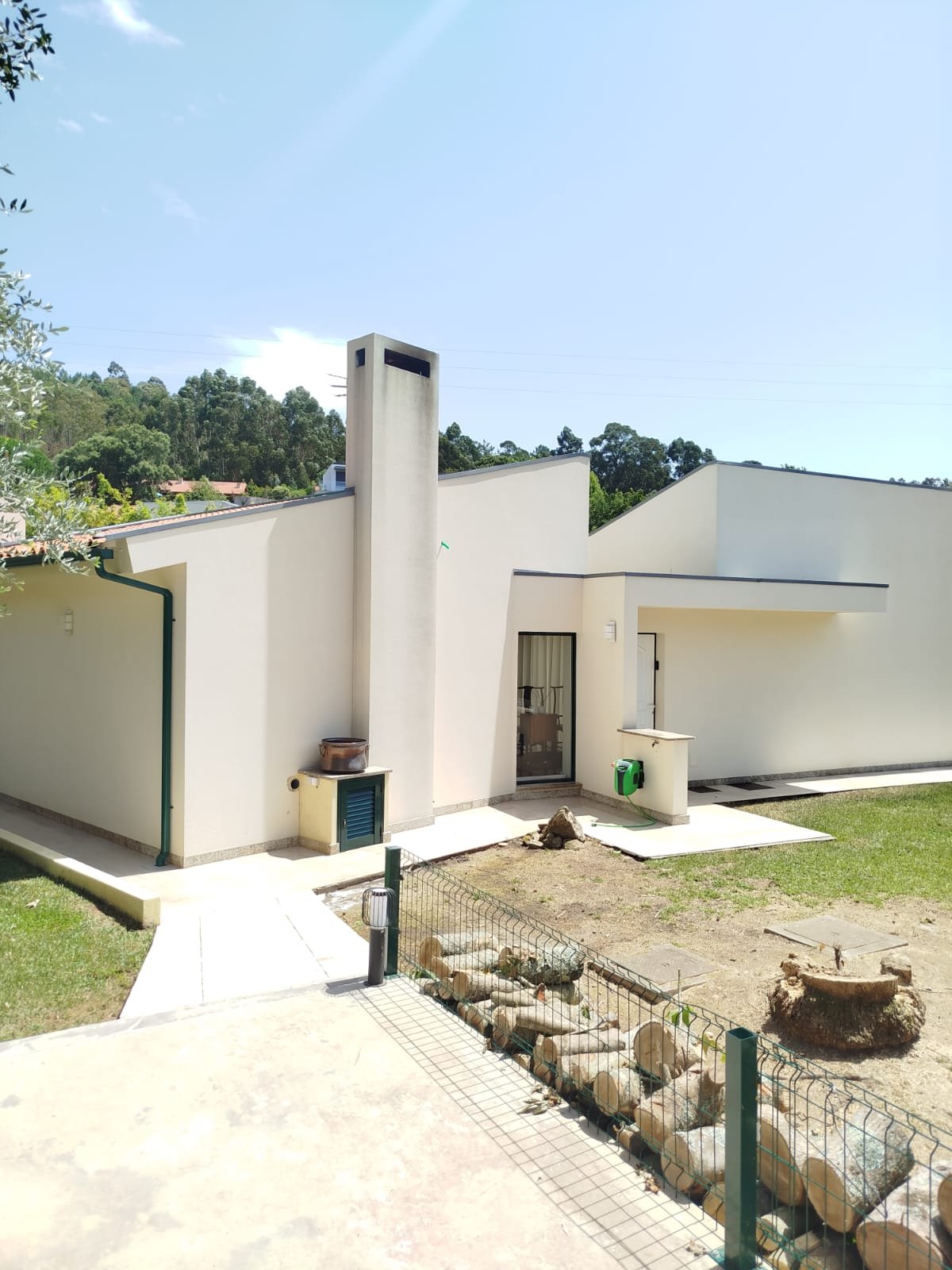 Chaminé e parede em capoto em Moledo depois da limpeza