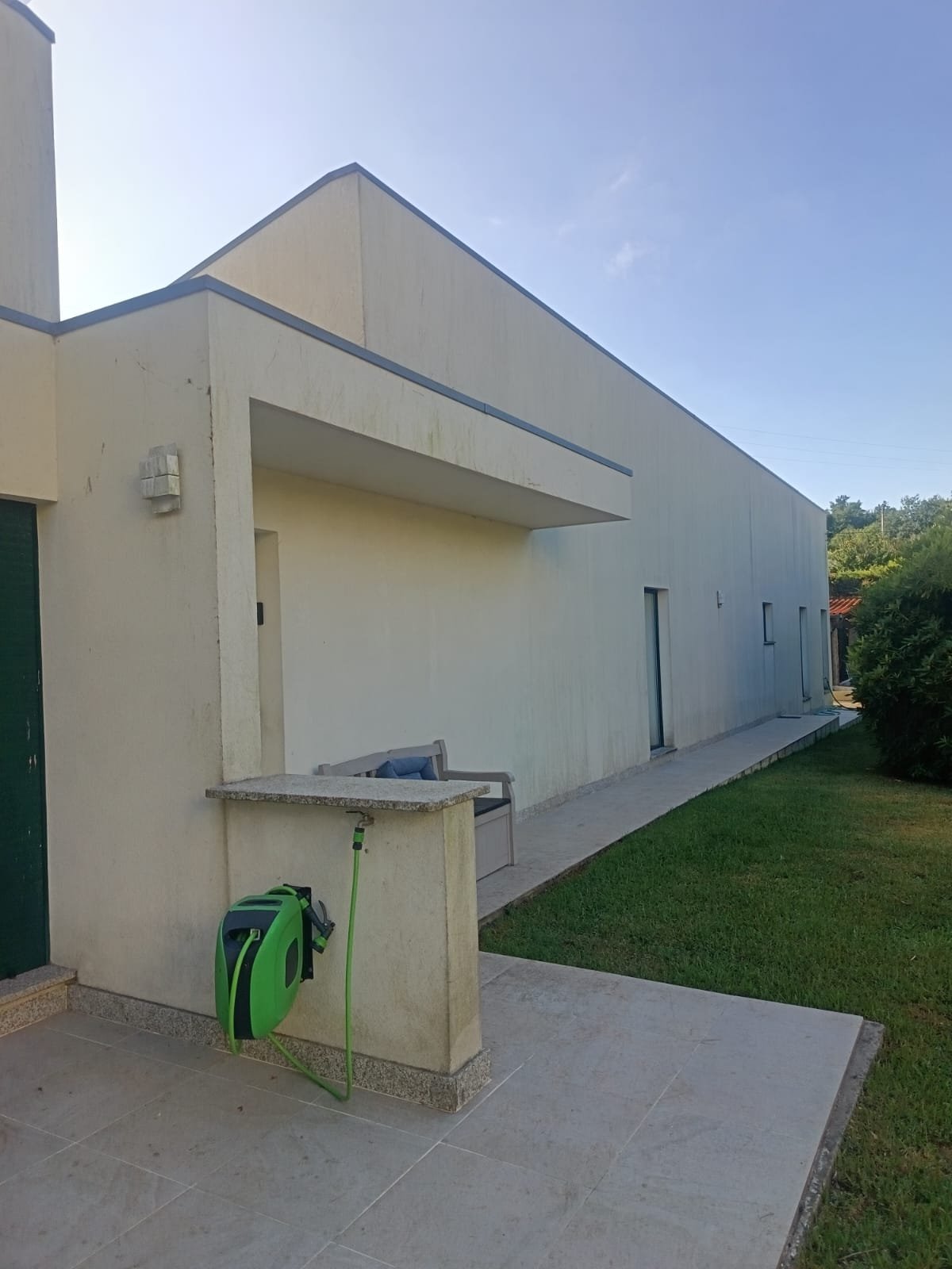 Entrada da moradia em Moledo com capoto escurecido