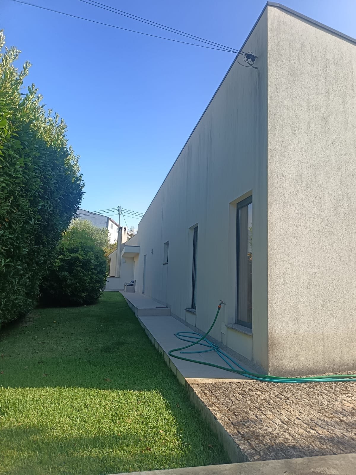 Fachada lateral em capoto em Moledo com escorrências