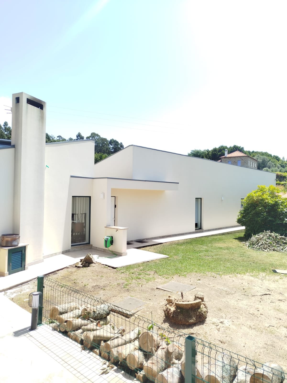 Fachada lateral em capoto em Moledo depois da limpeza
