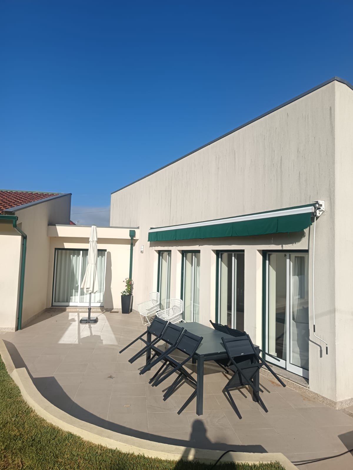 Paredes do terraço de moradia em Moledo manchadas antes da lavagem