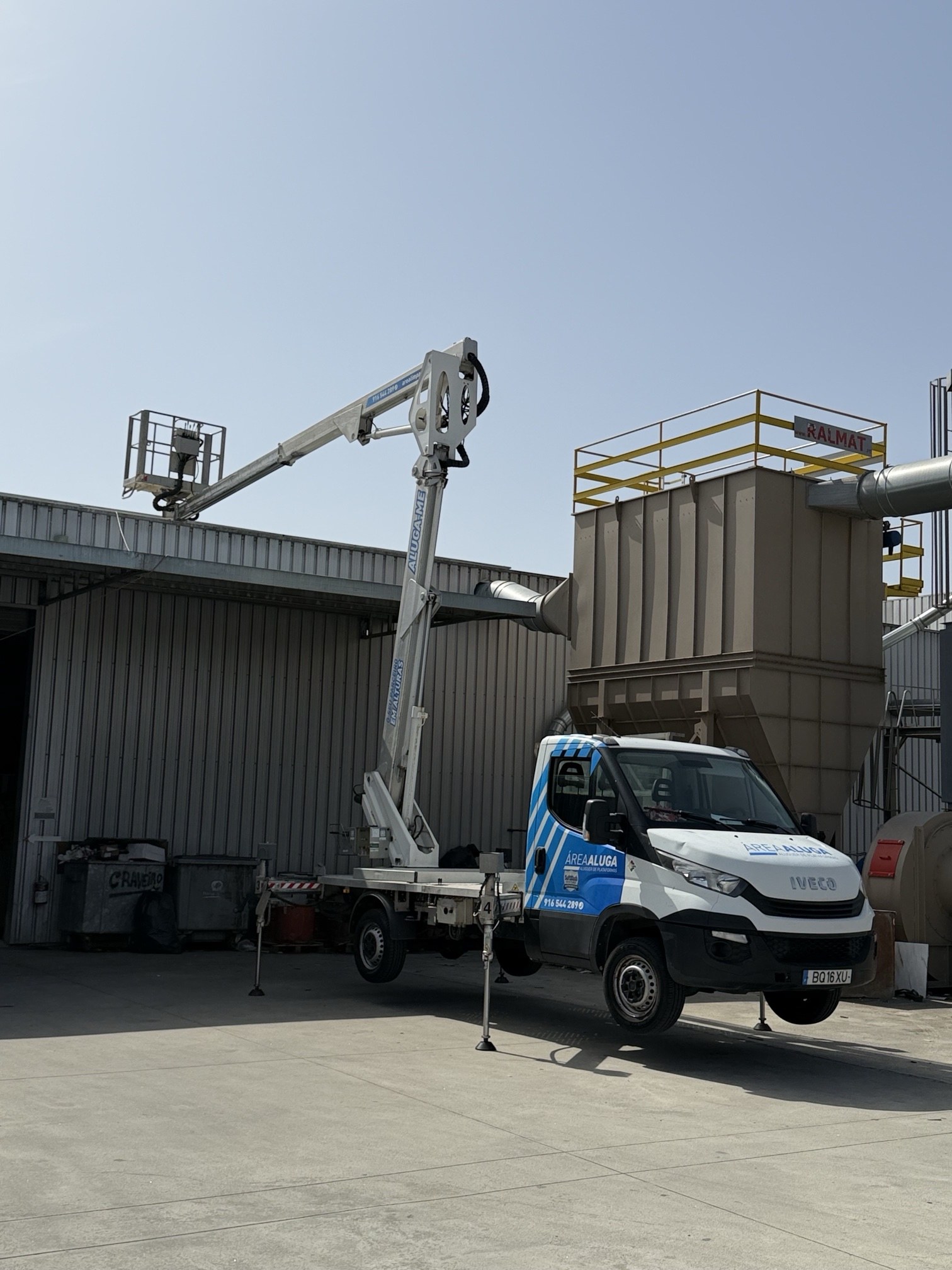 Plataforma elevatória sobre camião da Área Aluga junto à fábrica Craveiro Mobiliário na Póvoa de Varzim