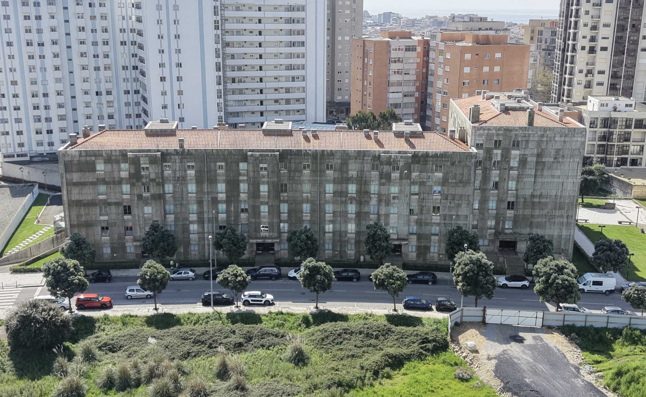 Edifício Albatroz na Póvoa de Varzim com fachadas de granito cobertas de algas e líquenes antes da limpeza