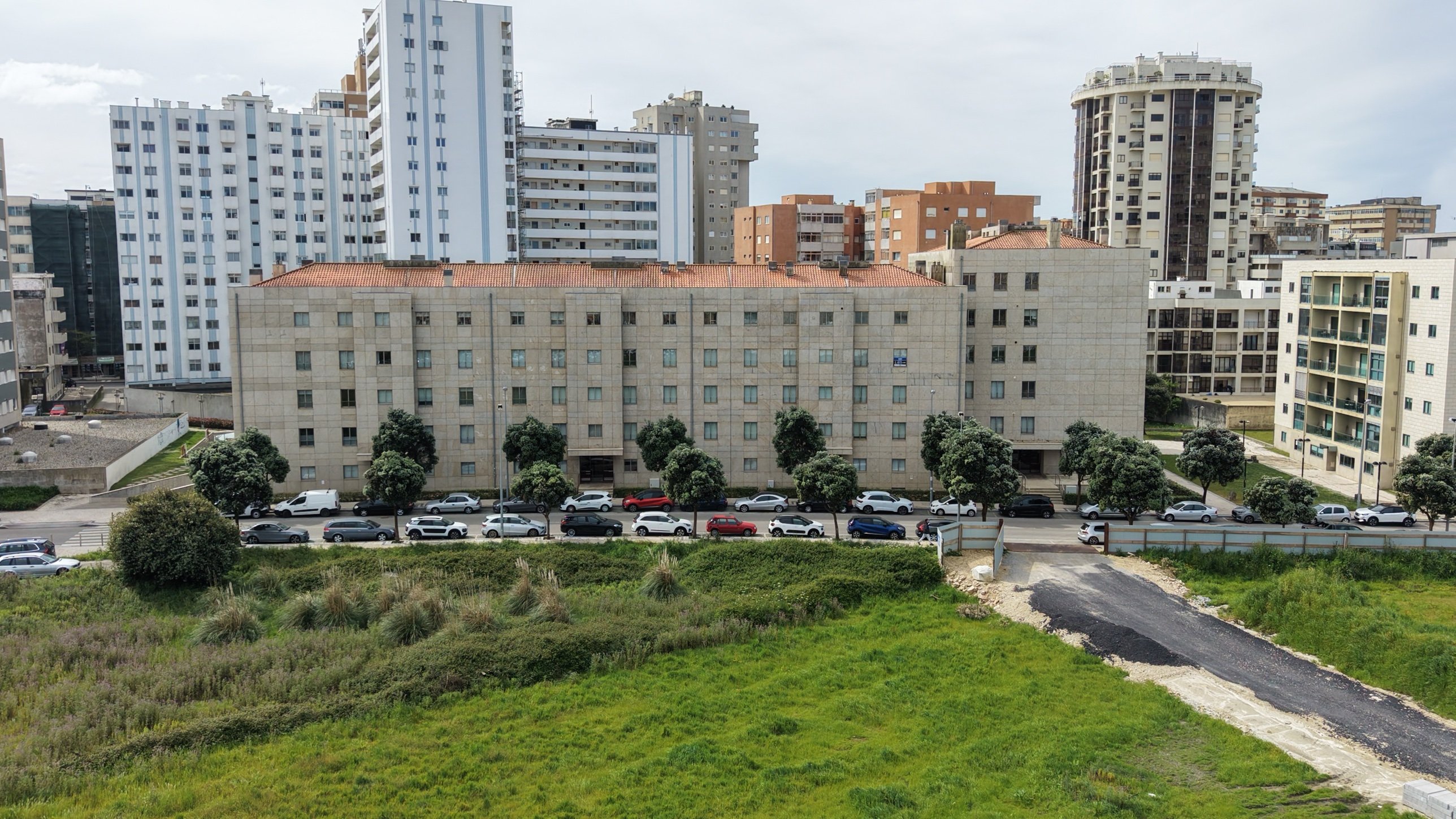 Edifício Albatroz na Póvoa de Varzim com as fachadas de granito limpas com SoftWash