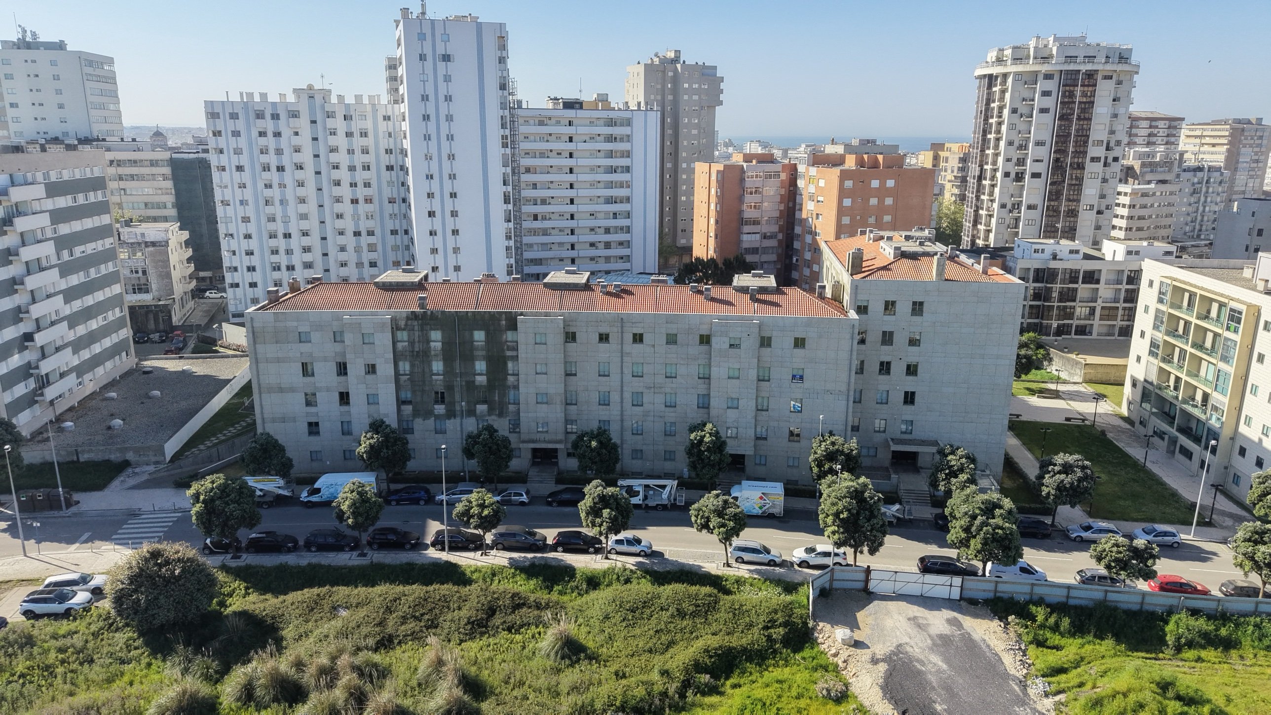 Fachada do Edifício Albatroz a meio da limpeza, com zonas limpas e zonas ainda escuras