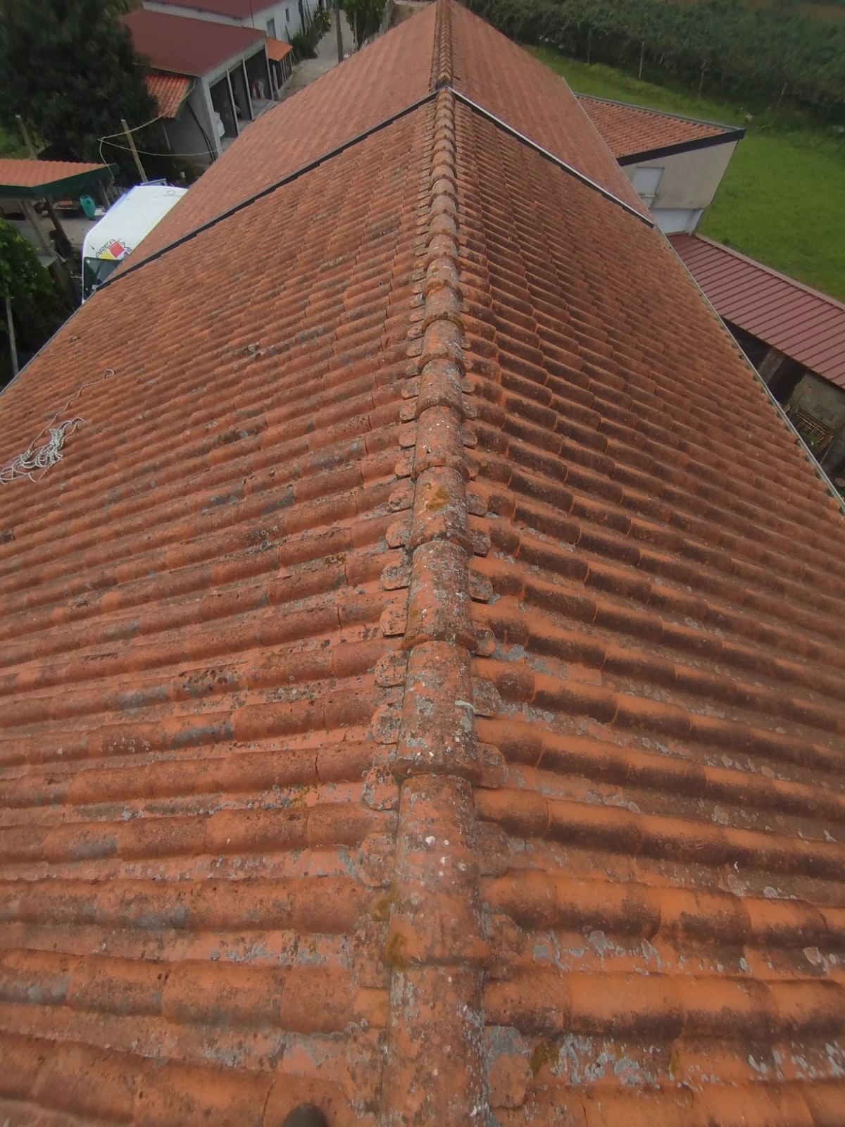 Telhado em telha cerâmica francesa em Fânzeres antes da limpeza