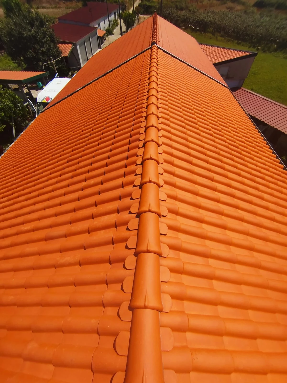 Telhado em Fânzeres após a limpeza com SoftWash Systems sem pintura