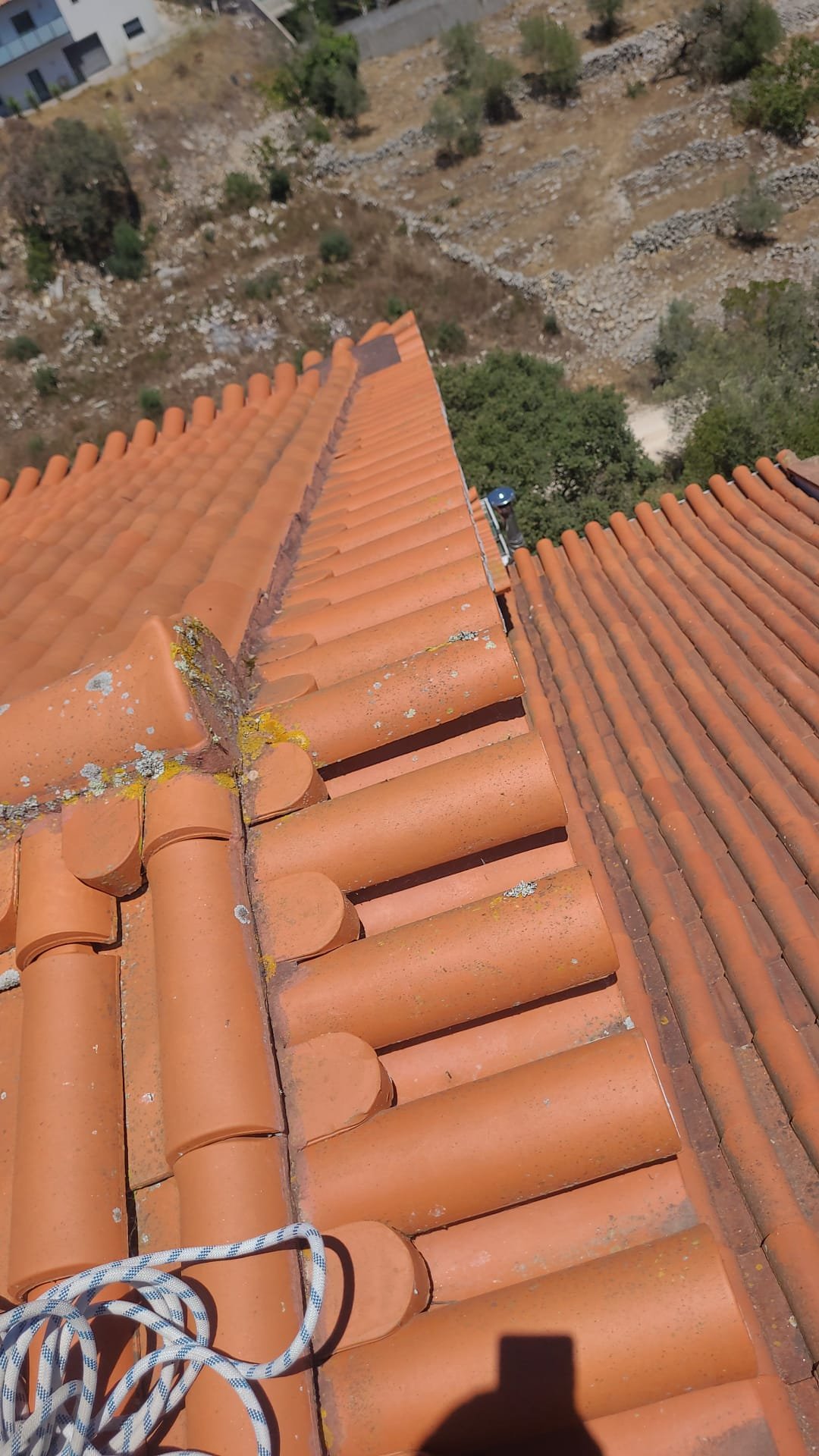 Cumeeira do telhado em Fátima com líquenes antes da lavagem