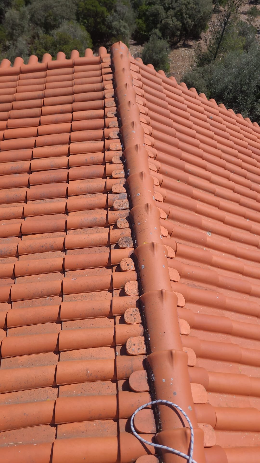 Cumeeira e águas do telhado em Fátima depois da limpeza